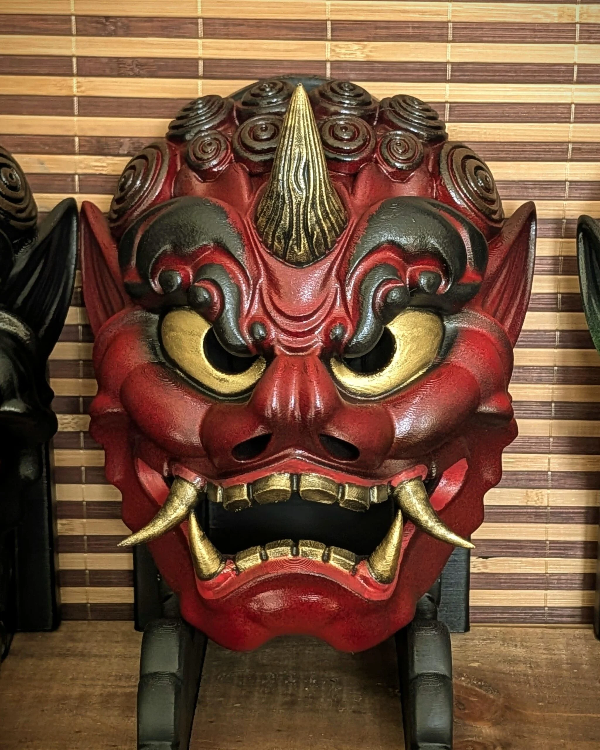 Masque Oni Fujin rouge intense, version contemporaine du dieu du vent, PETG peint main
