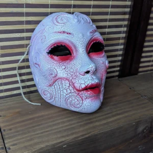 Masque Geisha Horror articulé blanc craquelé avec yeux rouges.