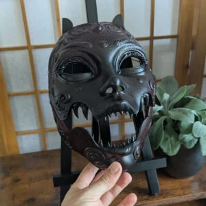 Máscara Geisha horror articulada japonesa hecha a mano por Dai Yokai