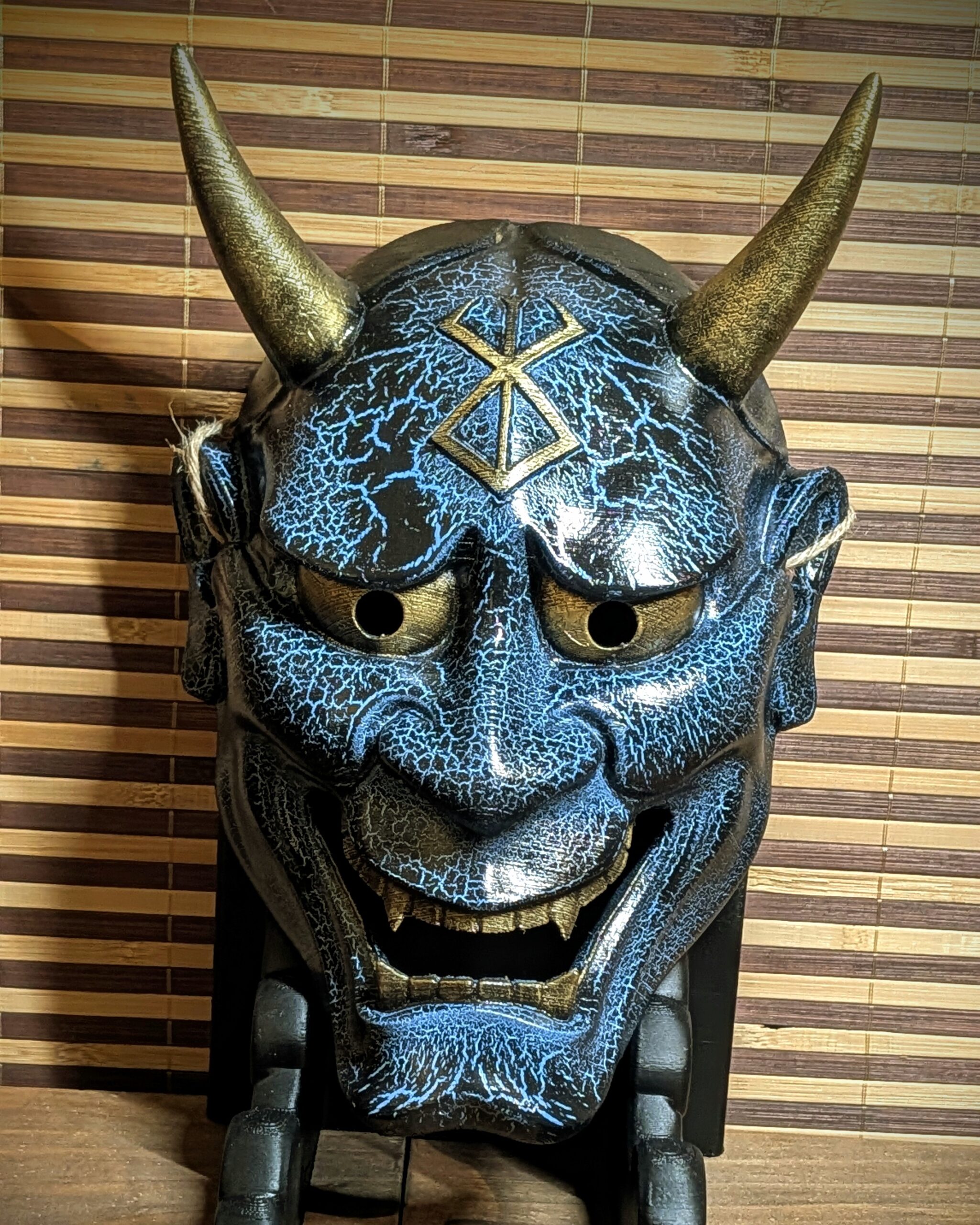Masque Hannya Berserk Bleu Craquelé, masque japonais fait main par Dai Yokai