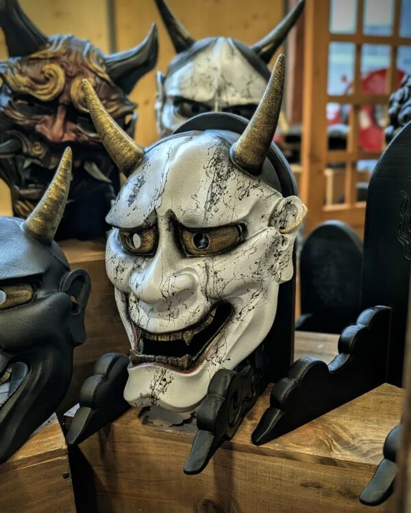Máscara Hannya moderna hecha a mano por Dai Yokai