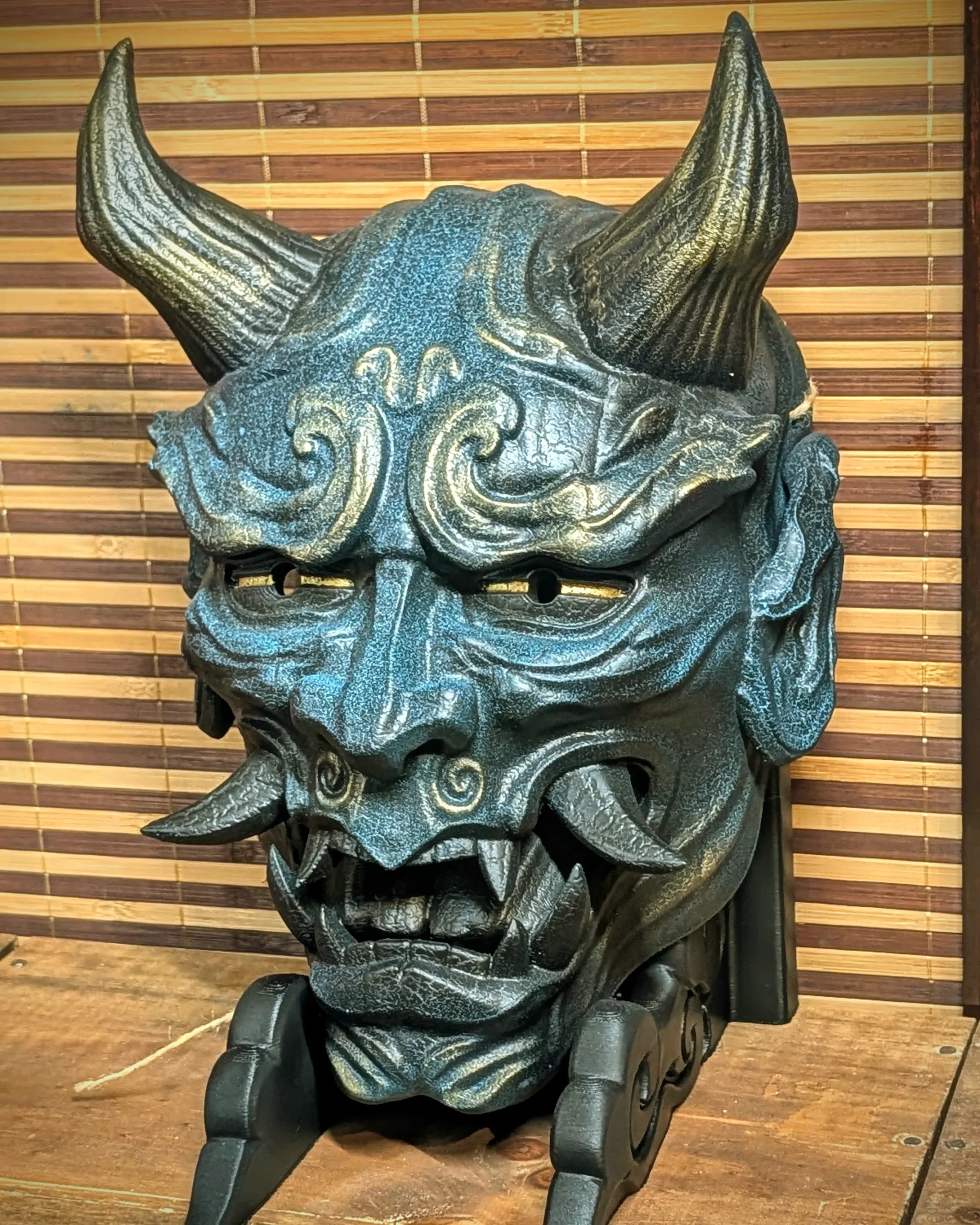 Masque Hannya Bleu & Or, masque japonais fait main par Dai Yokai