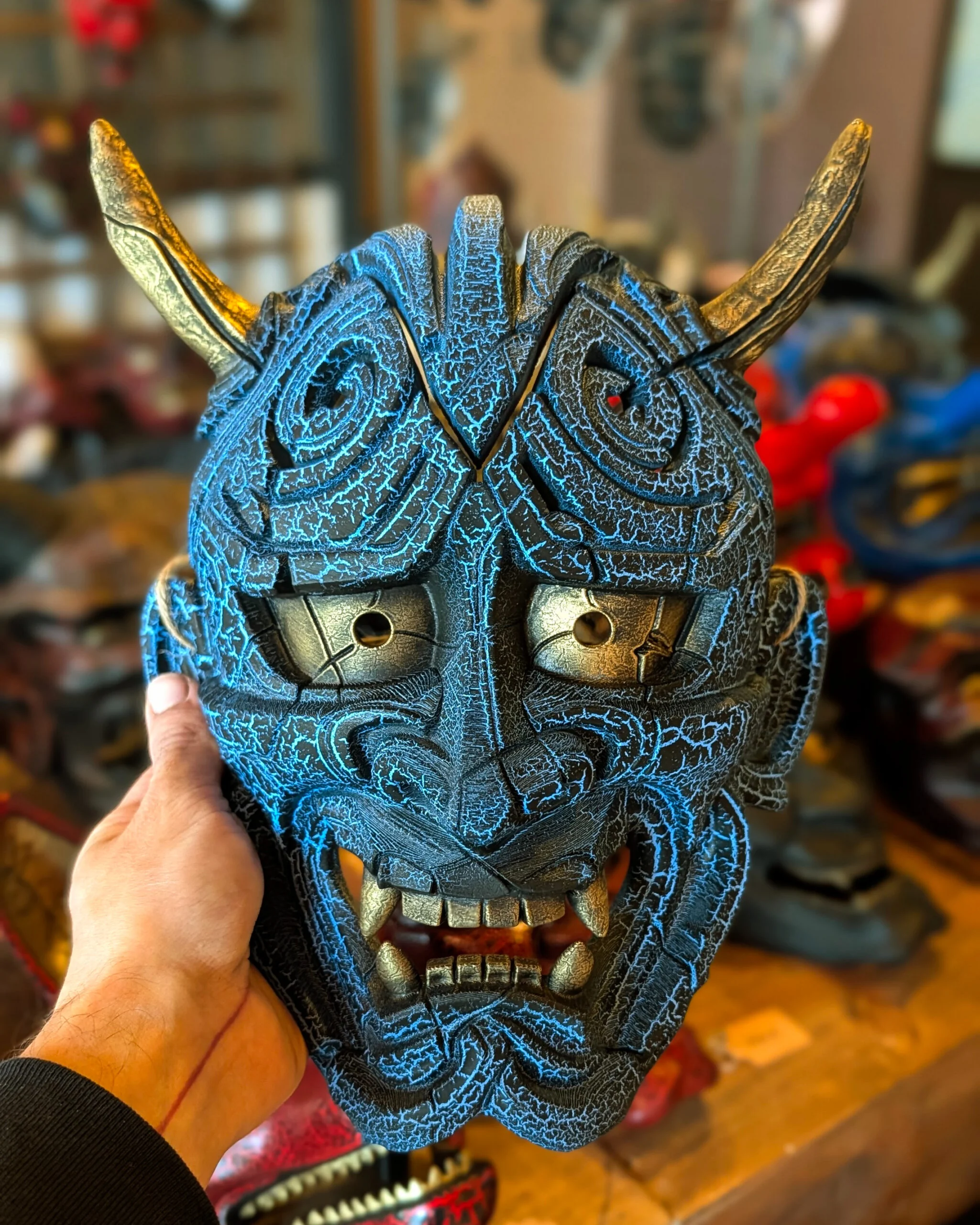 Rote Hannya Kezurata Maske von Dai Yokai, von japanischer Folklore inspirierte Maske