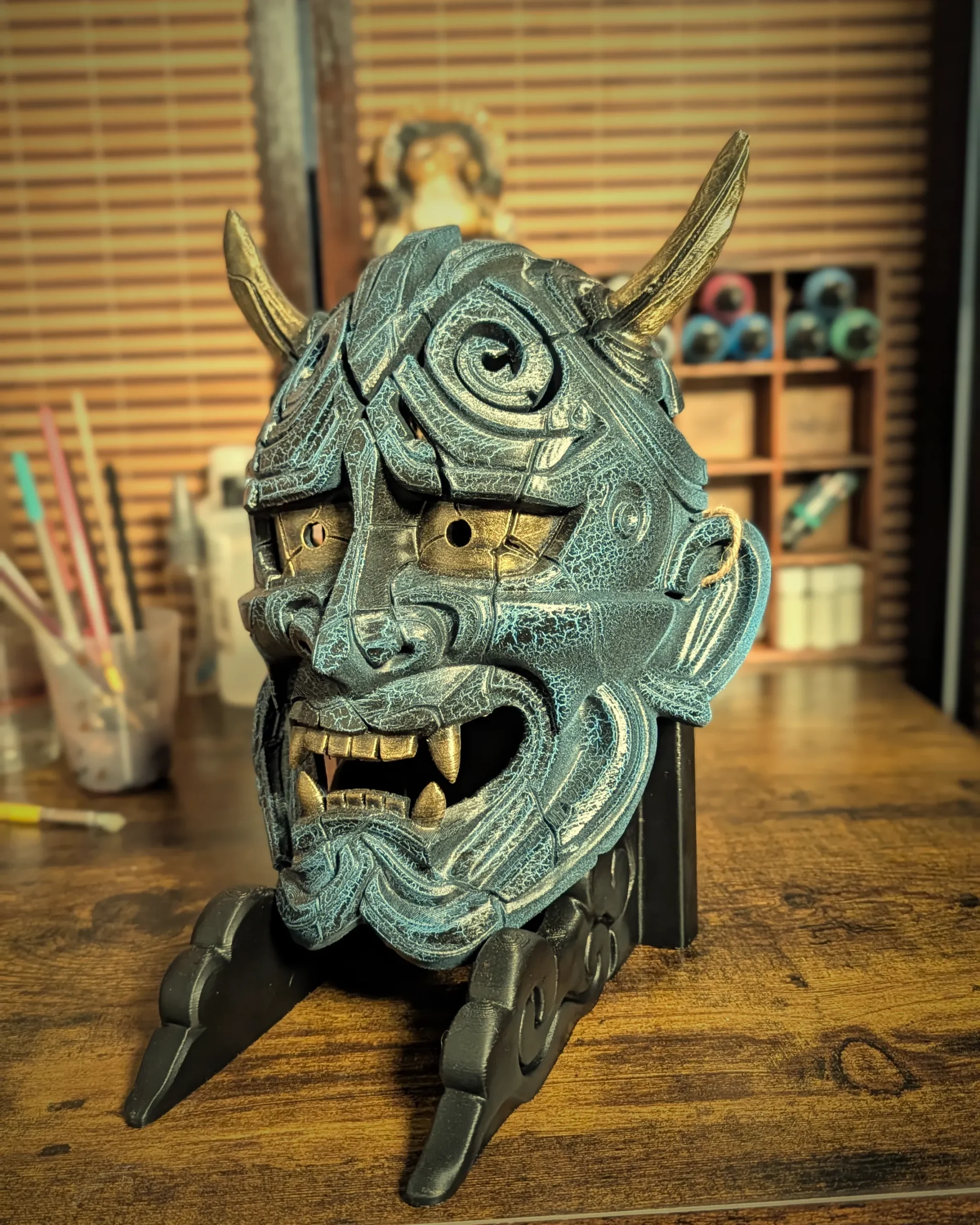 Rote Hannya Kezurata Maske von Dai Yokai, von japanischer Folklore inspirierte Maske