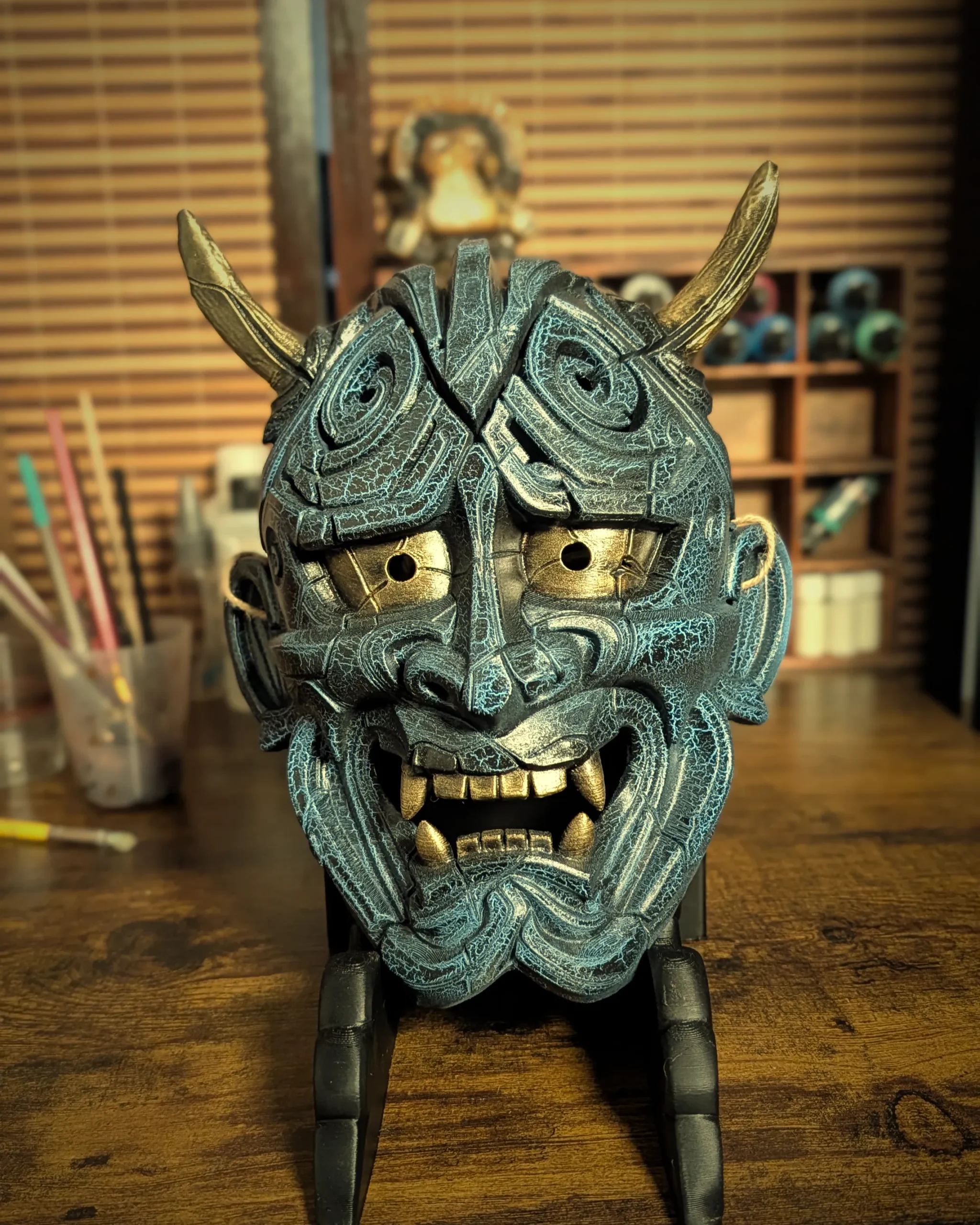 Rote Hannya Kezurata Maske von Dai Yokai, von japanischer Folklore inspirierte Maske