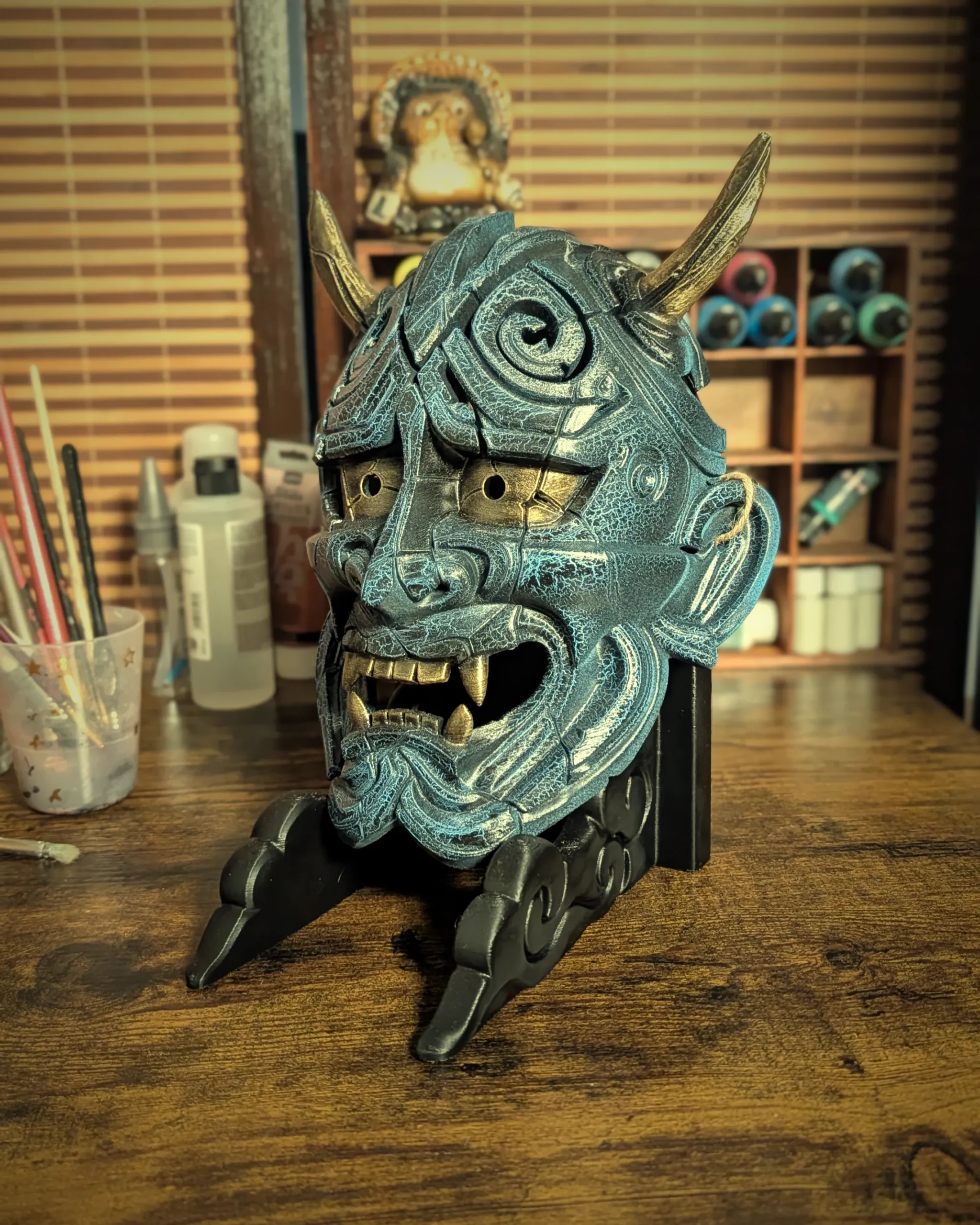 Rote Hannya Kezurata Maske von Dai Yokai, von japanischer Folklore inspirierte Maske