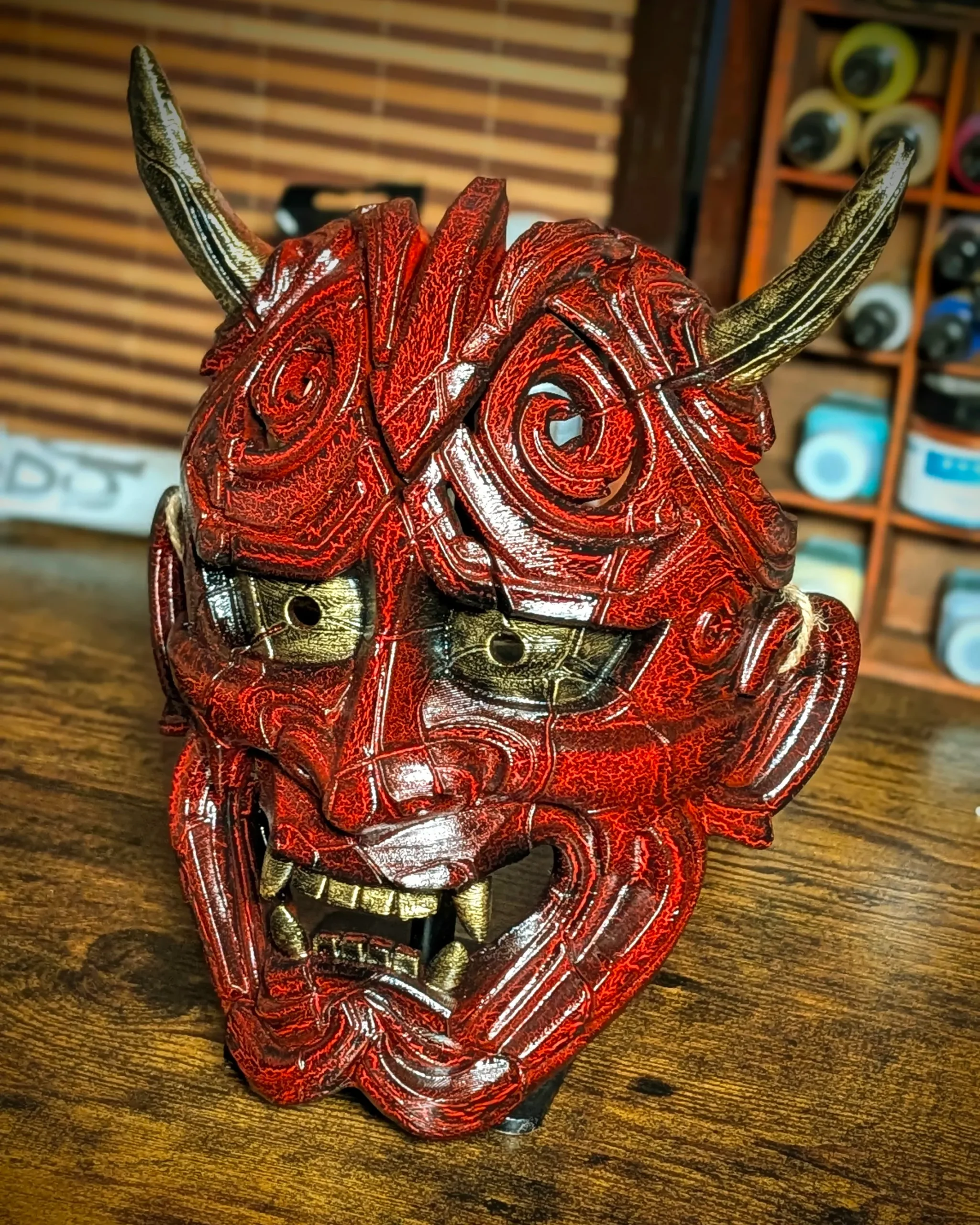 Rote Hannya Kezurata Maske von Dai Yokai, von japanischer Folklore inspirierte Maske