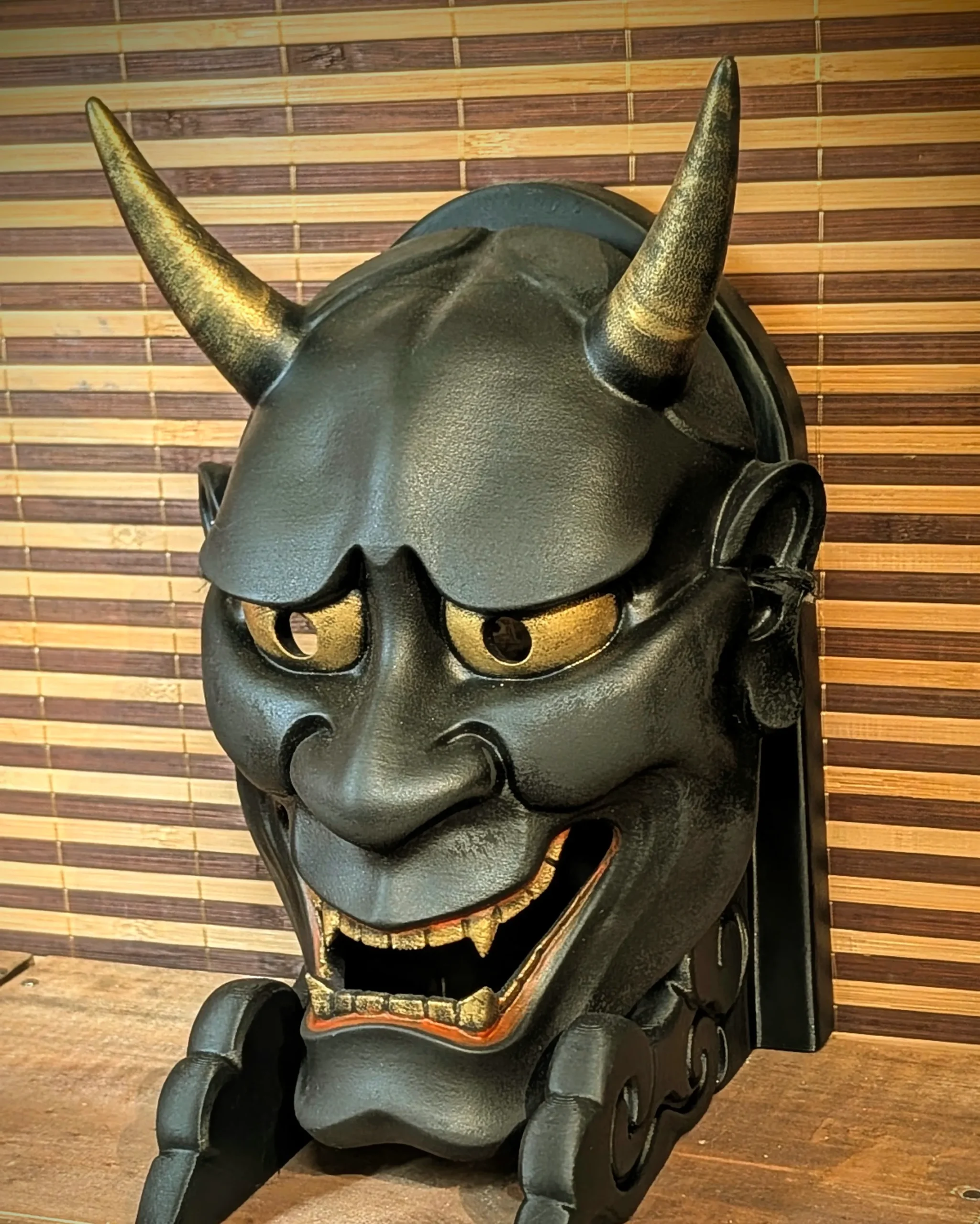 Masque Hannya Noir & Or, masque japonais fait main par Dai Yokai