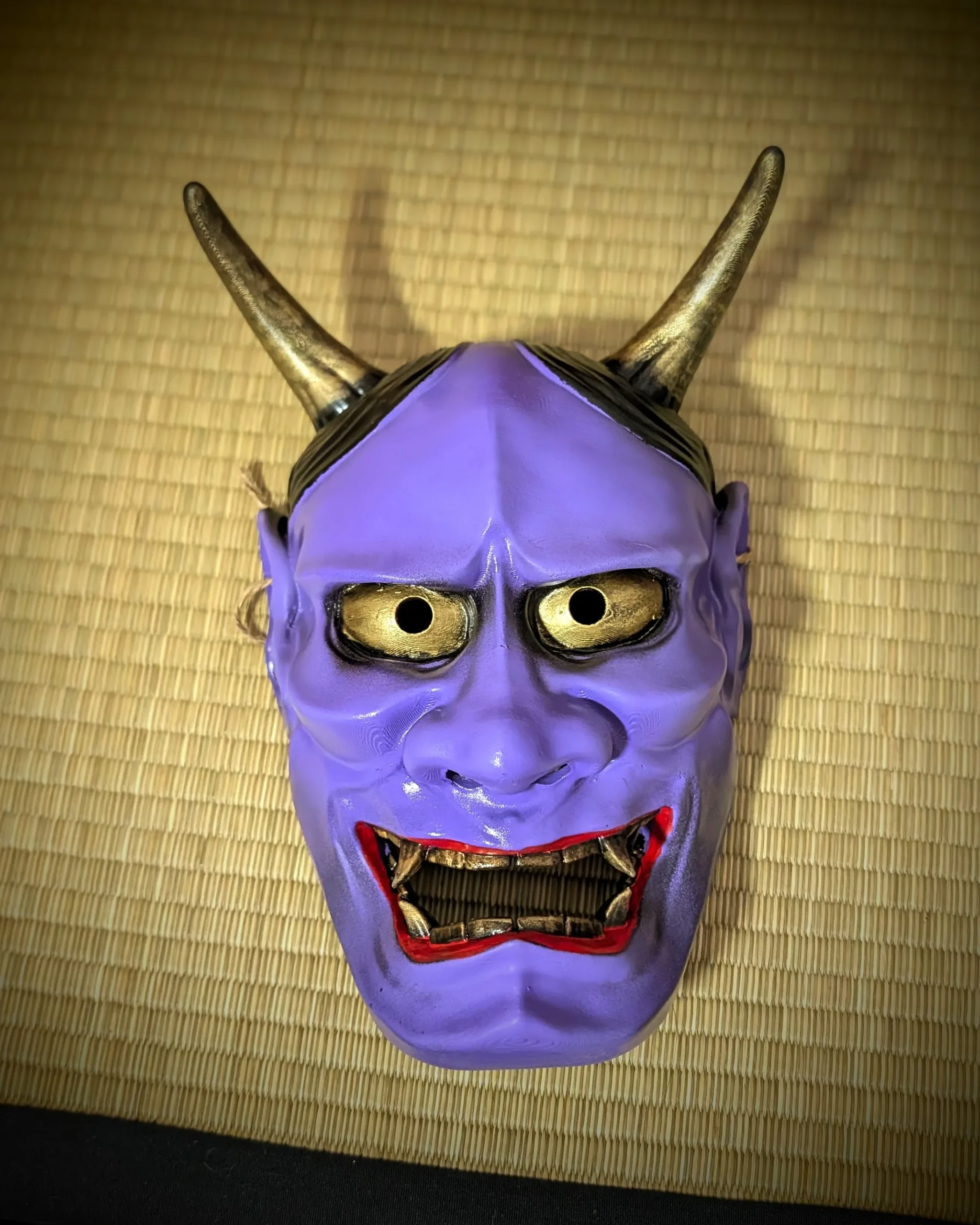 Masque hannya violet face frontale accroché au mur tatami, bouche rouge et dents dorées, Dai Yokai