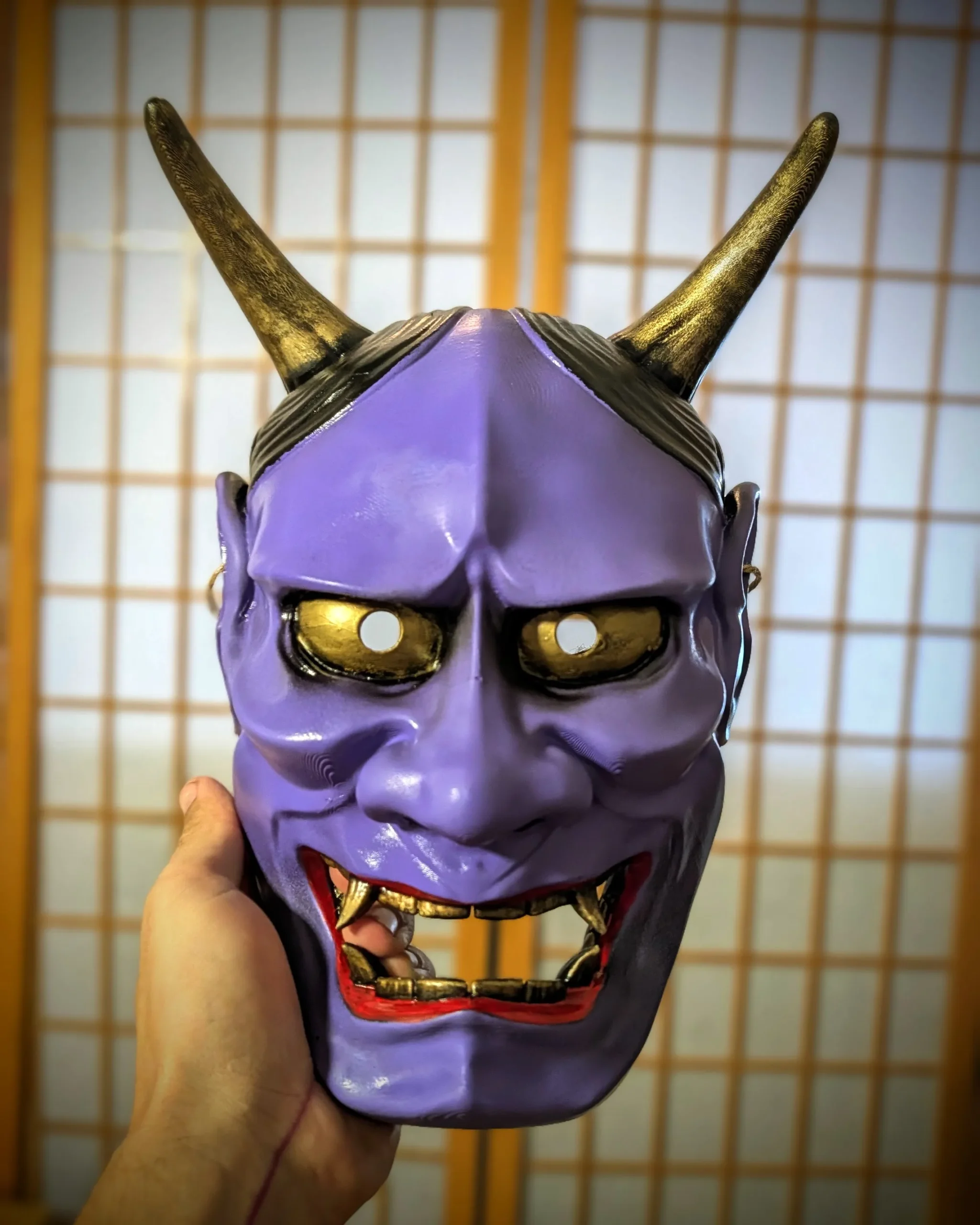 Masque hannya violet et or, face frontale, tenu en main, inspiré du théâtre Nô japonais, fabriqué en France par Dai Yokai