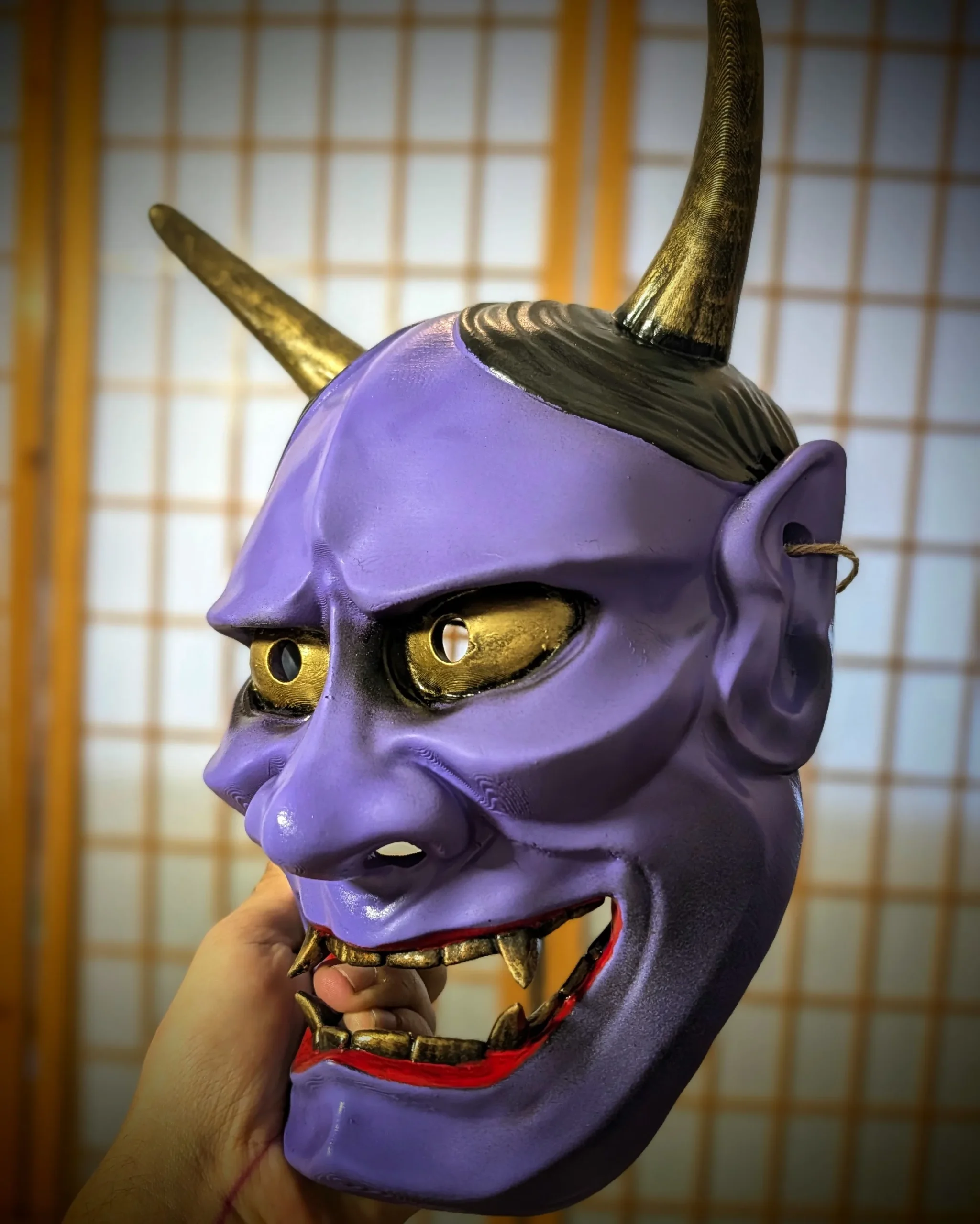 Masque hannya violet profil droit, cornes dorées et crochet d'attache, peint à la main, Dai Yokai