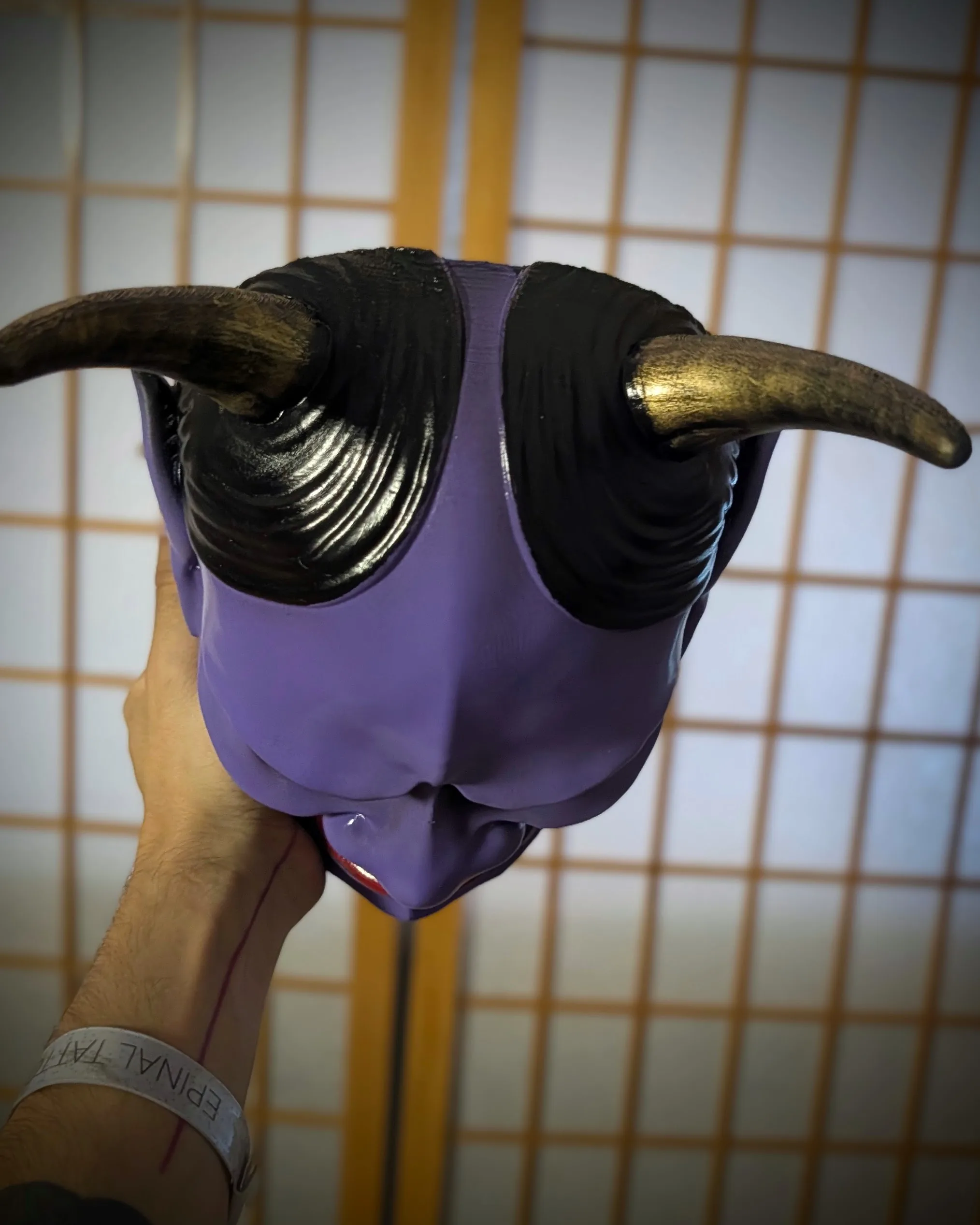 Vue dessus masque hannya violet, cheveux noirs sculptés et base des cornes dorées, impression 3D PETG peint main