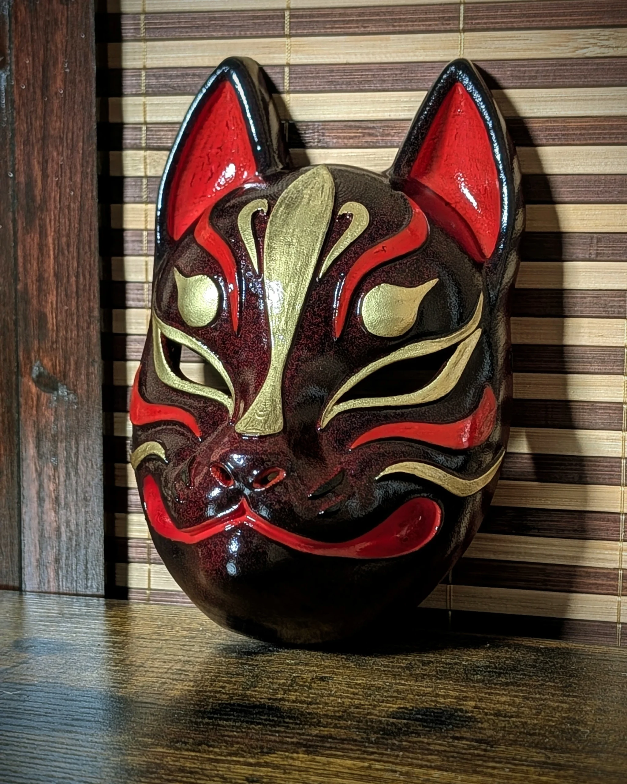 Masque Kitsune moderne bordeaux, masque japonais fait main par Dai Yokai.