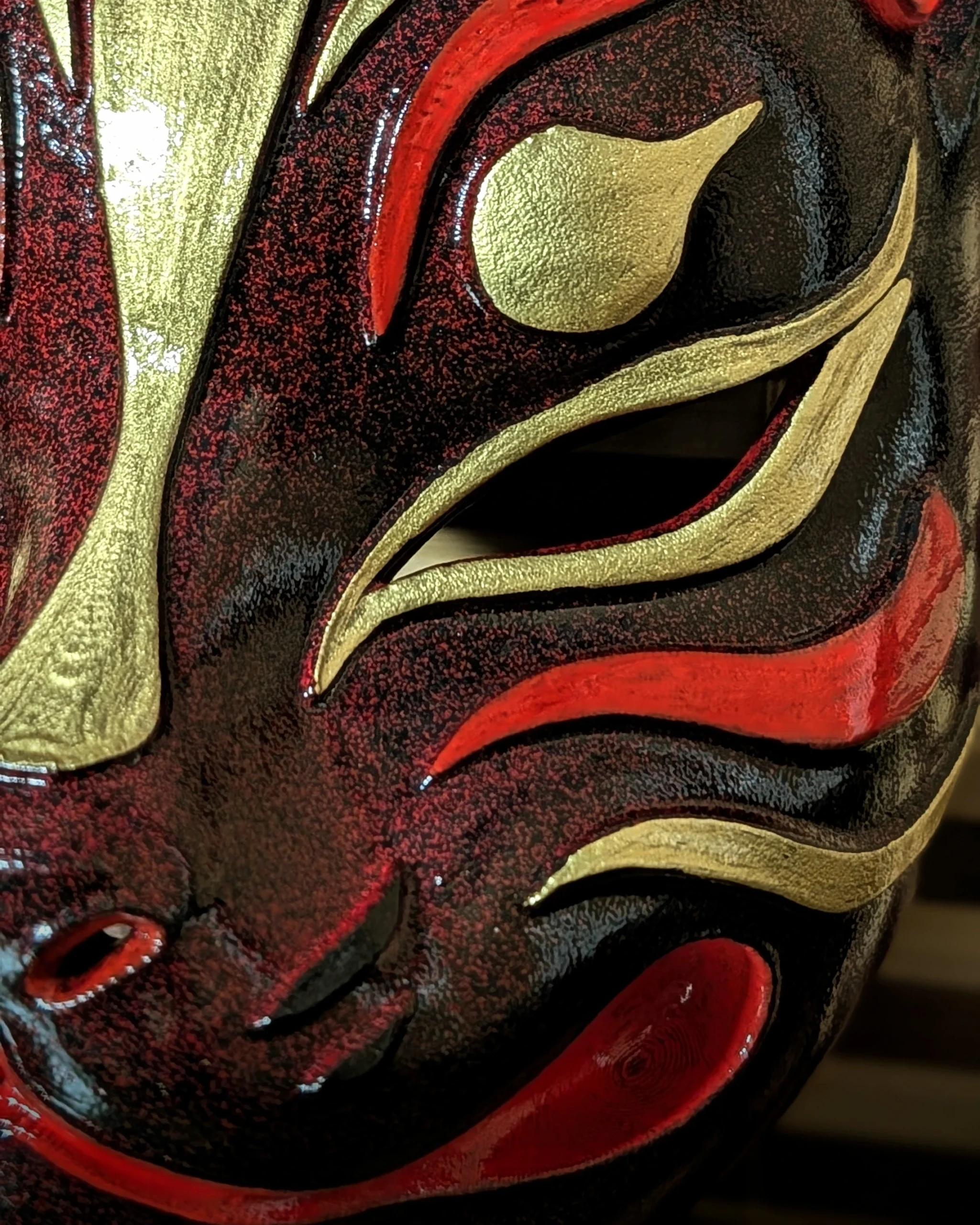 Masque Kitsune moderne bordeaux, vue 2.