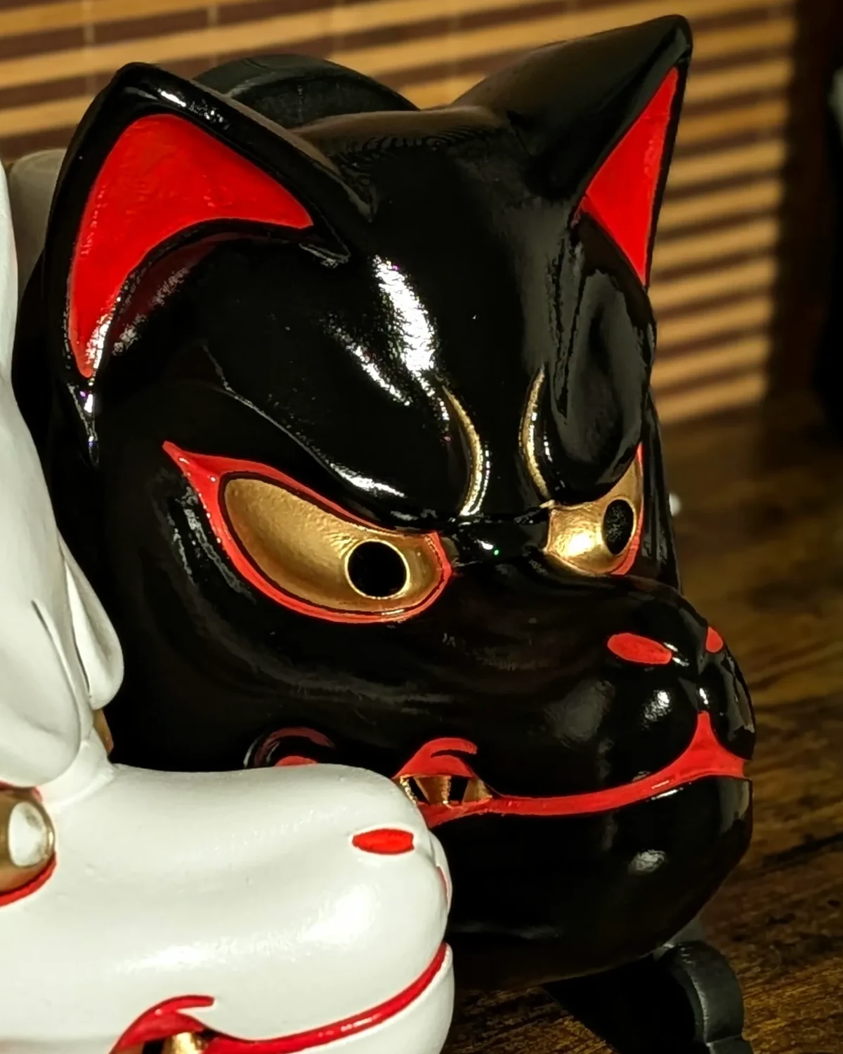 Masque Kitsune noir traditionnel issu du duo Zenko et Nogitsune, peint à la main en Bretagne.