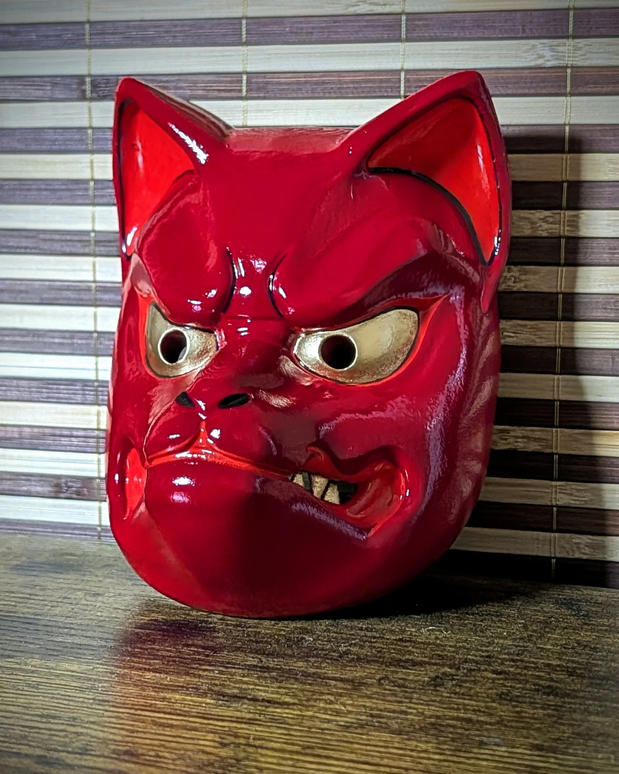 Masque Kitsune Rouge Traditionnel, masque japonais fait main par Dai Yokai