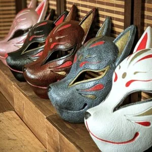 Masque Kitsune kawaii, masque japonais fait main par Dai Yokai.