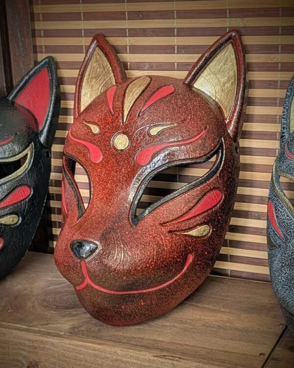 Máscara Kitsune kawaii moderna hecha a mano por Dai Yokai