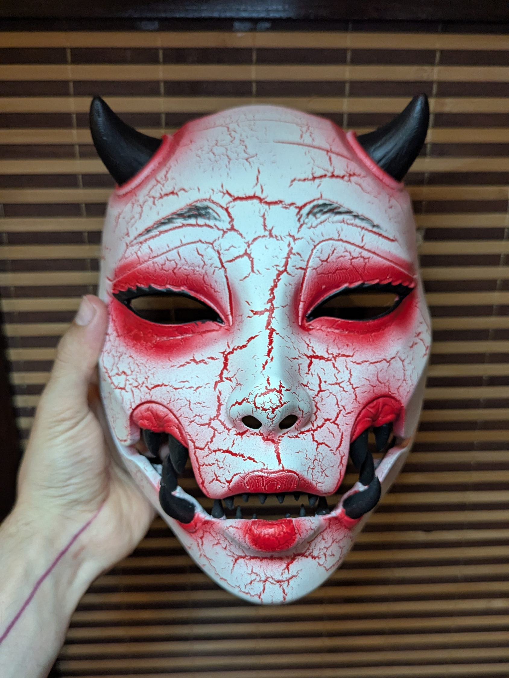 Creazione artigianale Dai Yokai: Maschera articolata Kuchisake-Onna a volto scoperto