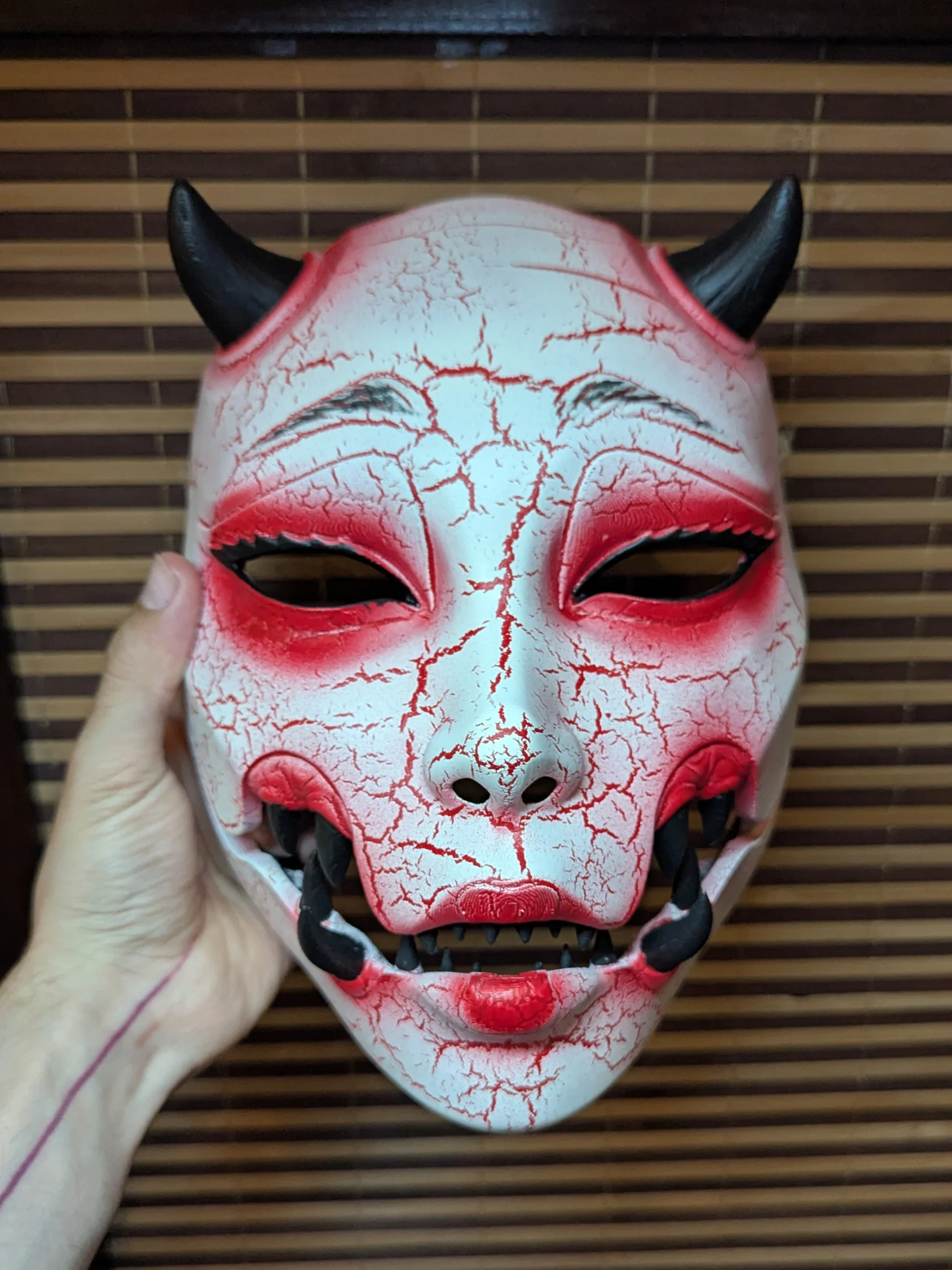 Masque Kuchisake-Onna Blanc rouge craquelé, masque japonais fait main par Dai Yokai