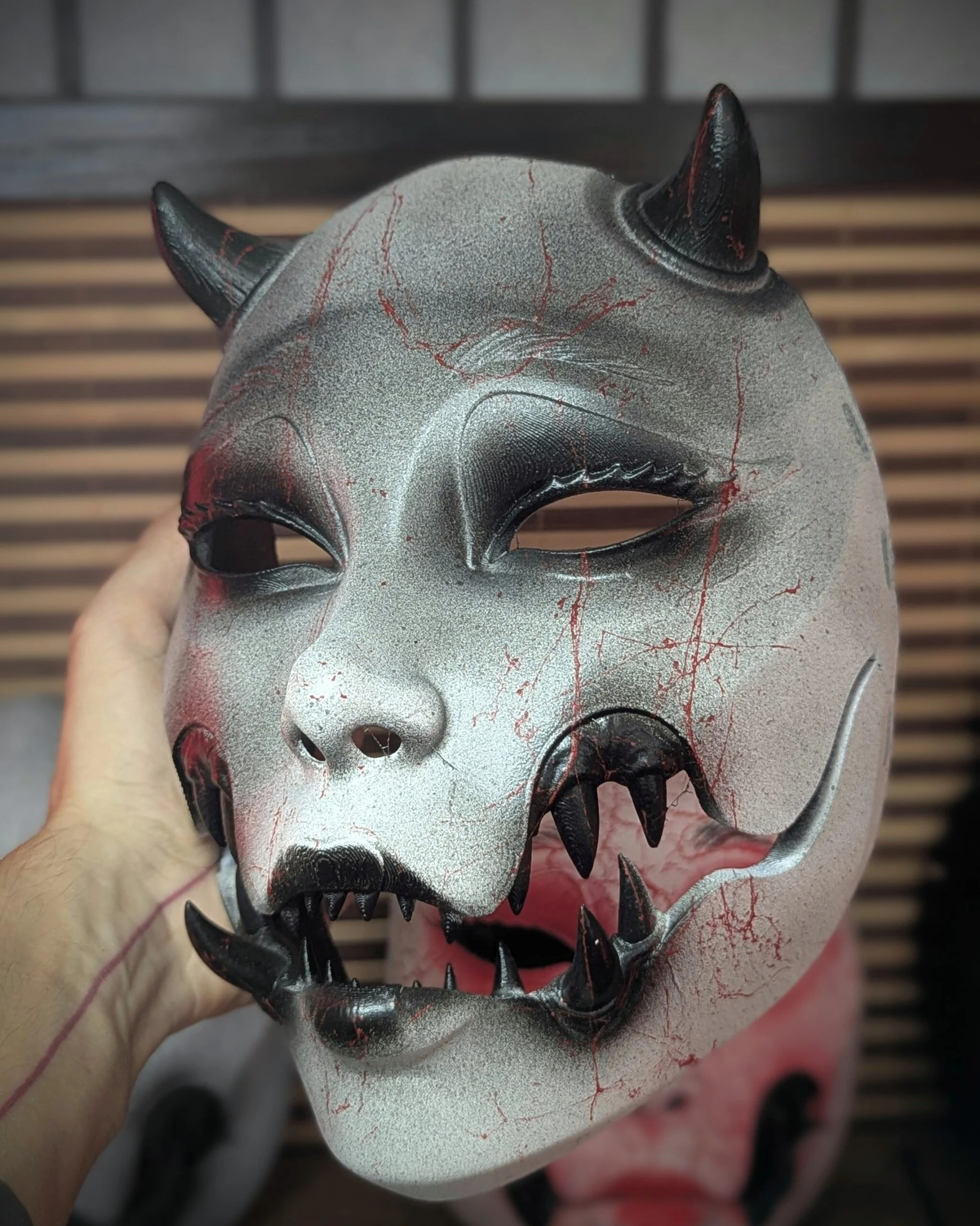 Masque Kuchisake-Onna Blanc noir marbre, vue 3