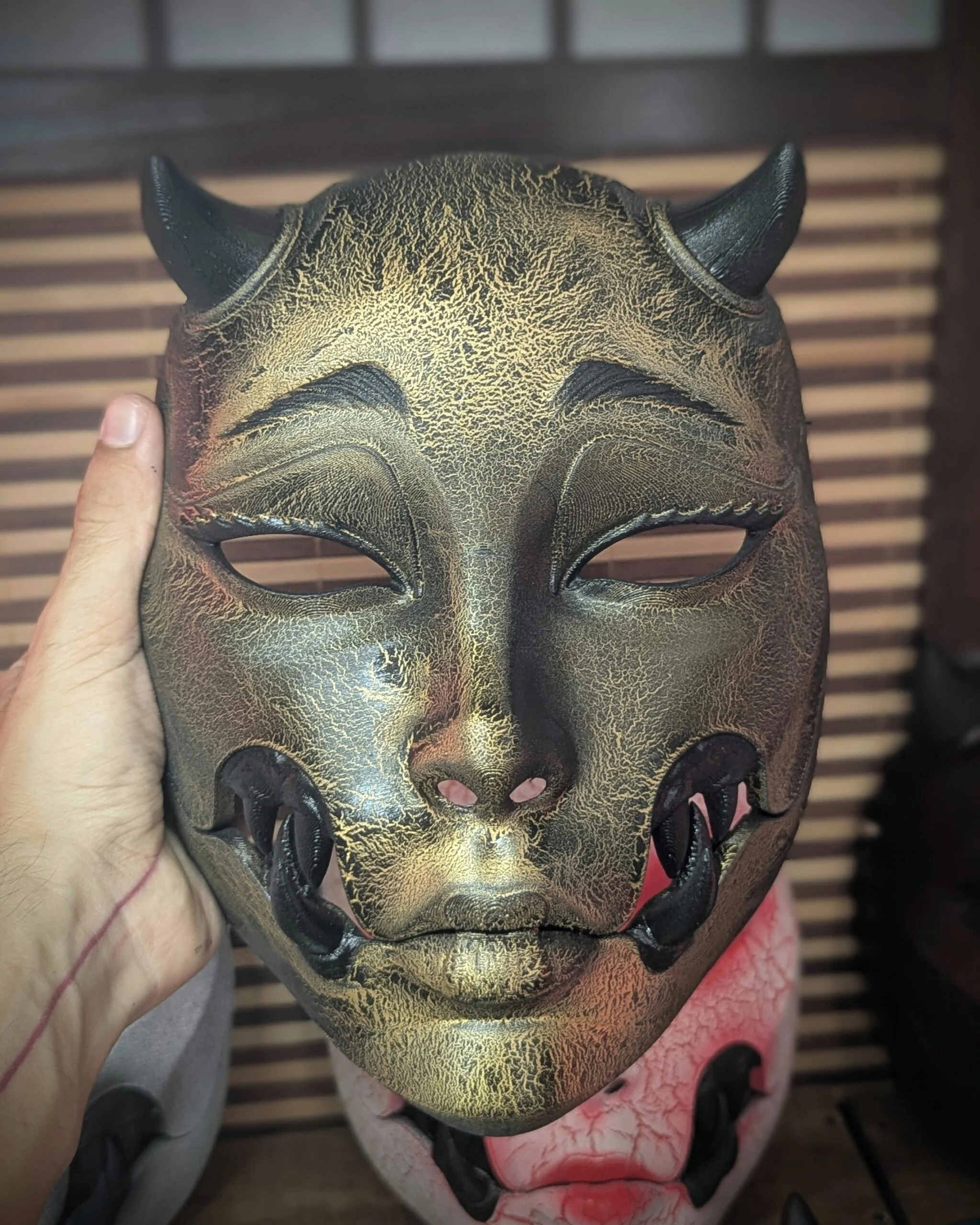 Masque Kuchisake-Onna Or noir craquelé, masque japonais fait main par Dai Yokai