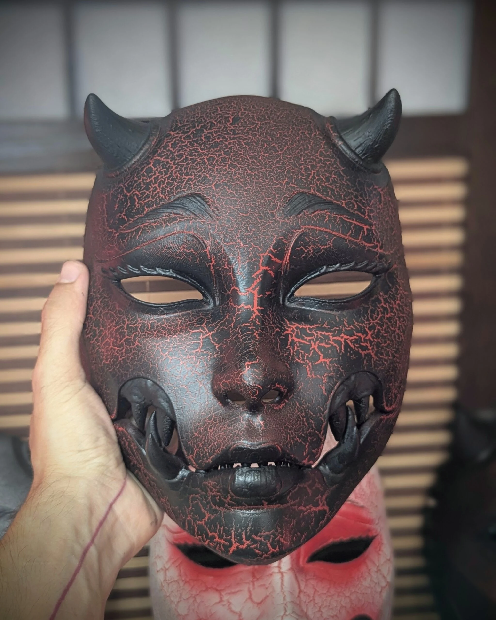 Masque Kuchisake-Onna Rouge noir craquelé, masque japonais fait main par Dai Yokai