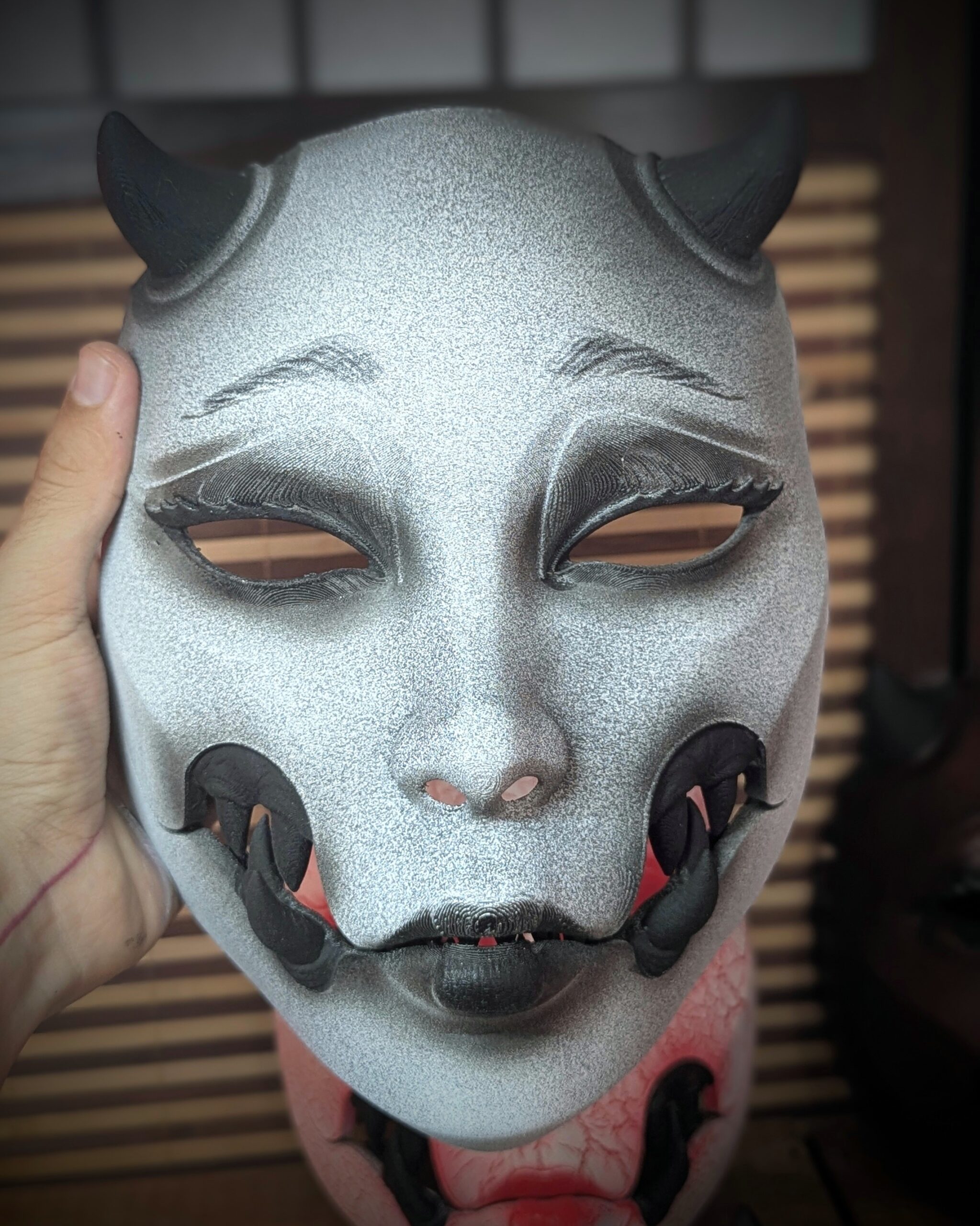 Creazione artigianale Dai Yokai: Maschera articolata Kuchisake-Onna a volto scoperto