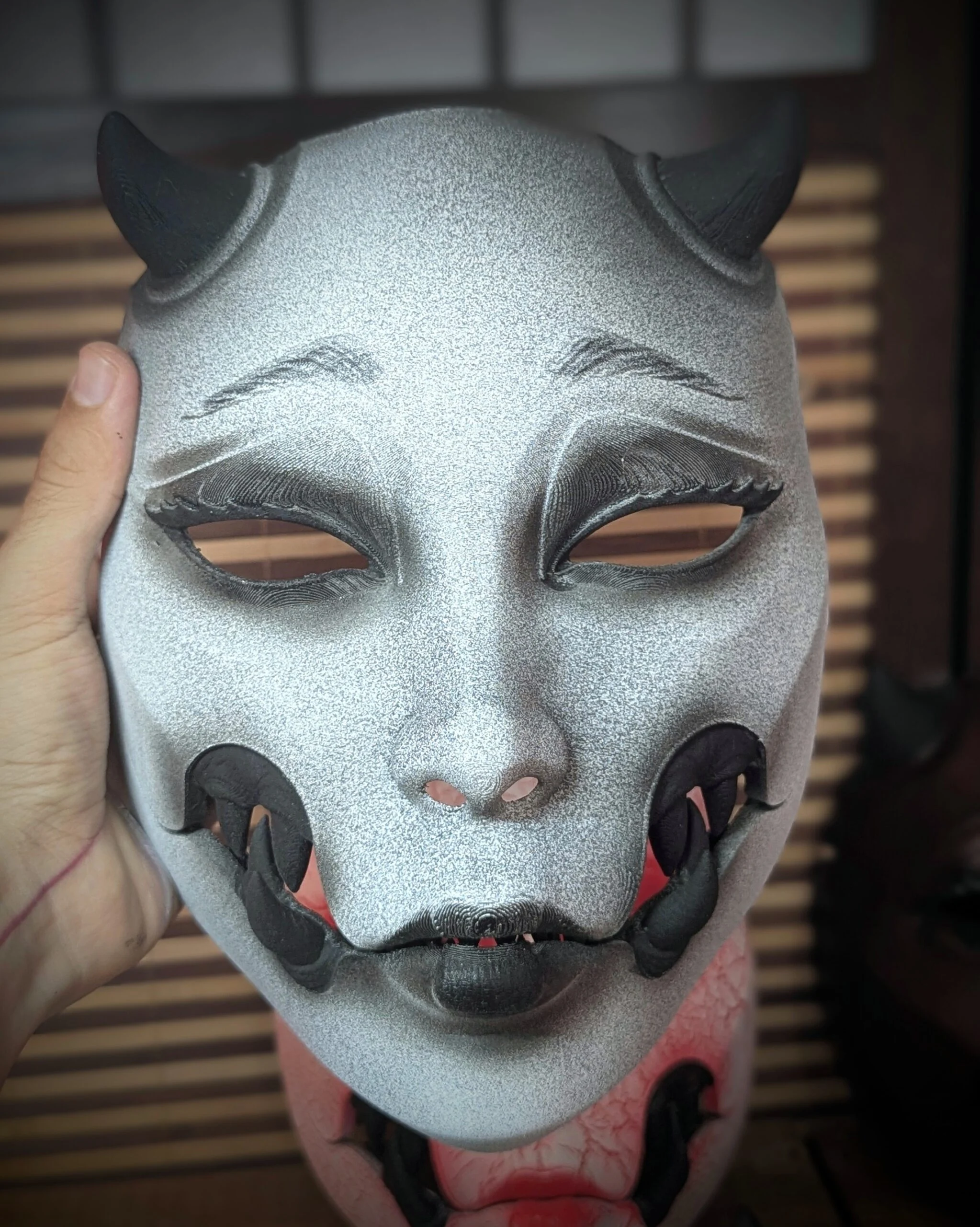 Masque Kuchisake-Onna Blanc noir marbre, vue 4