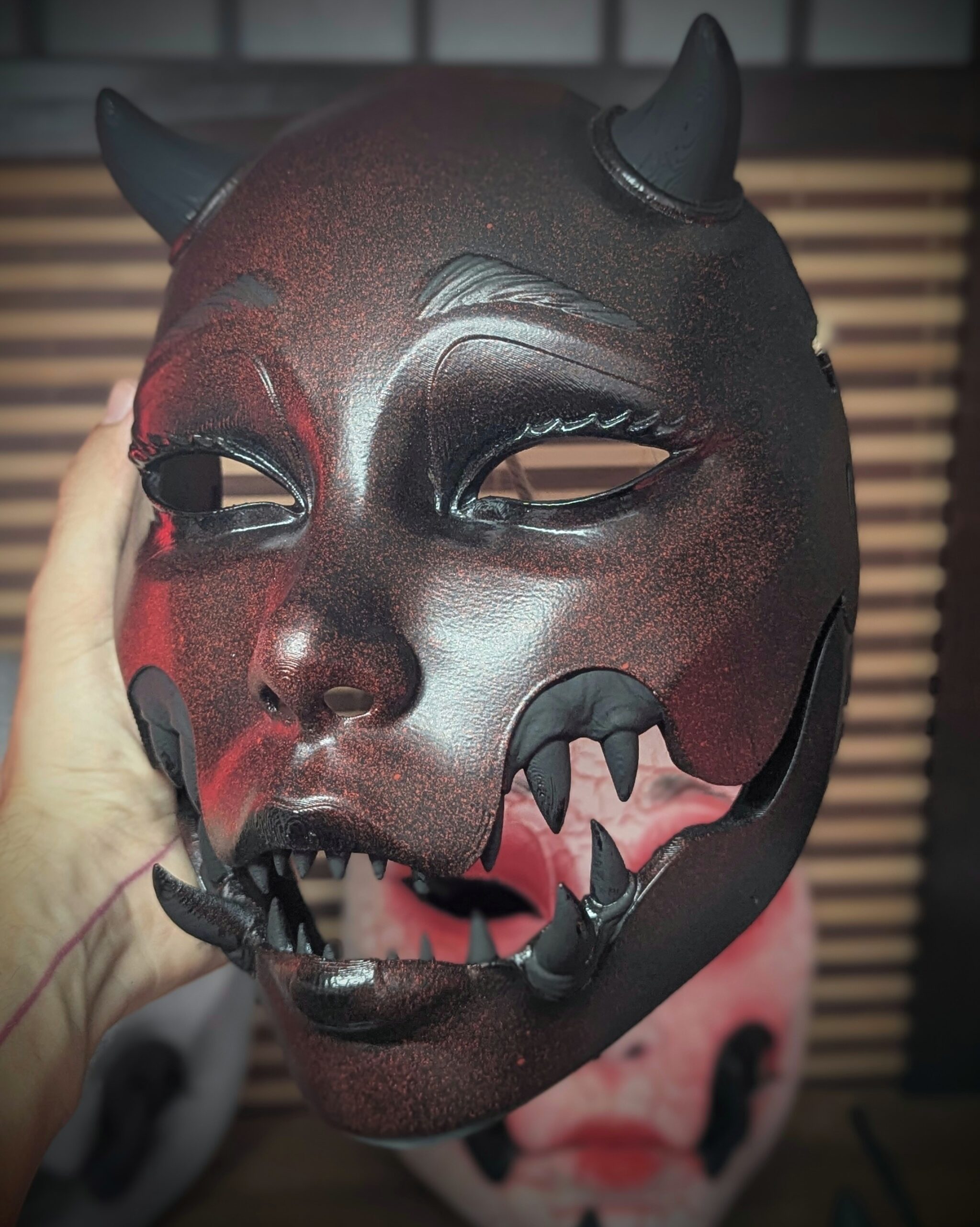 Creazione artigianale Dai Yokai: Maschera articolata Kuchisake-Onna a volto scoperto