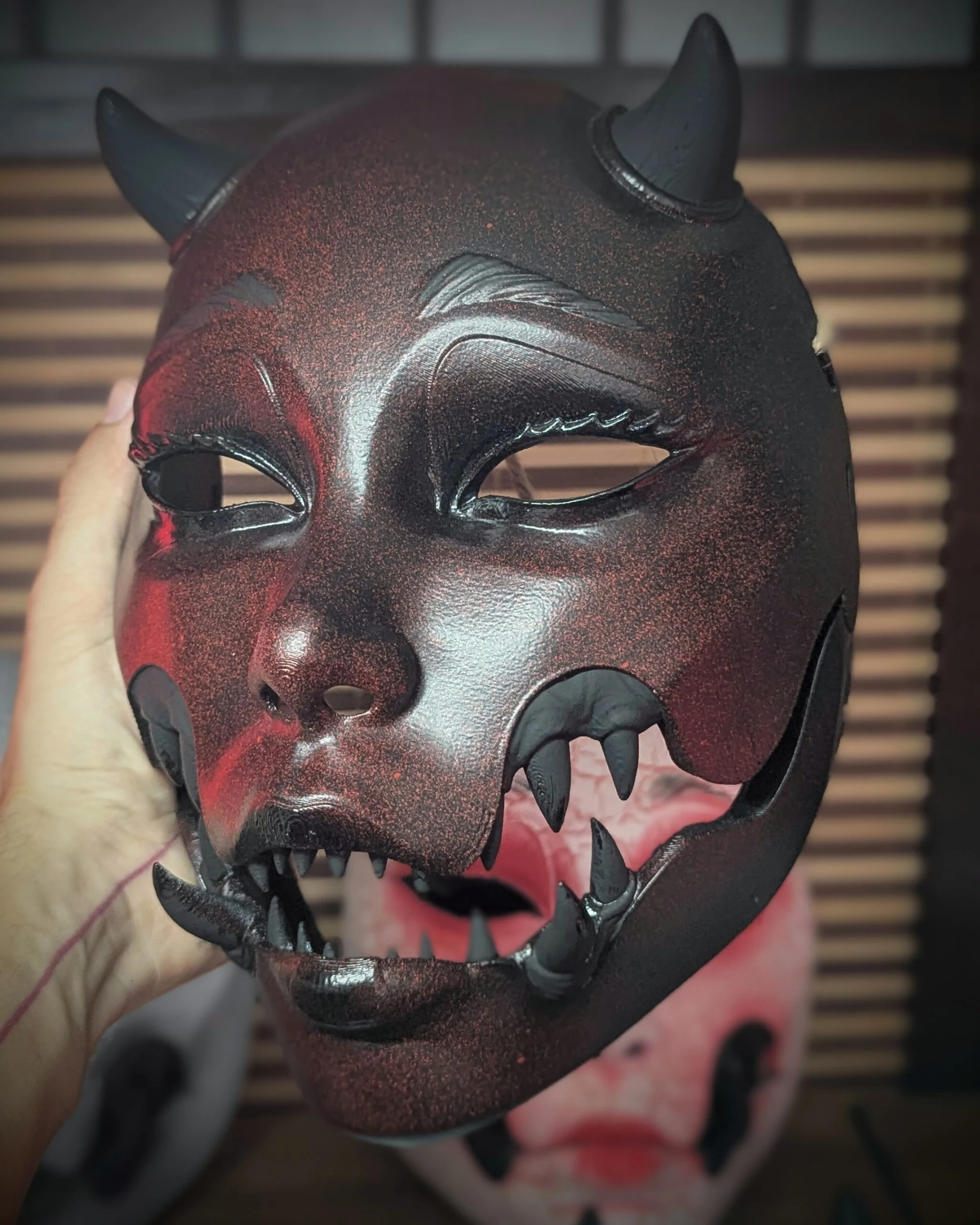 Masque Kuchisake-Onna Rouge noir craquelé, vue 2