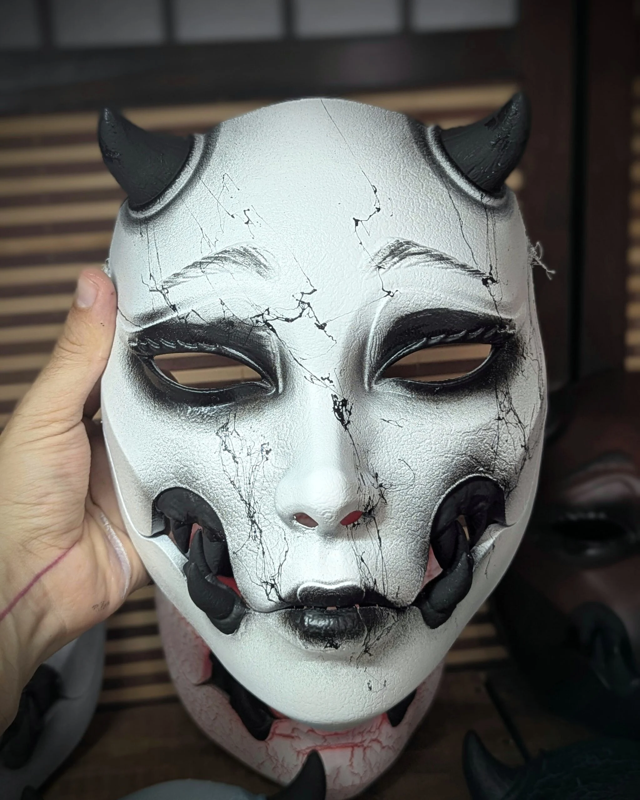 Masque Kuchisake-Onna Blanc noir marbre, vue 5