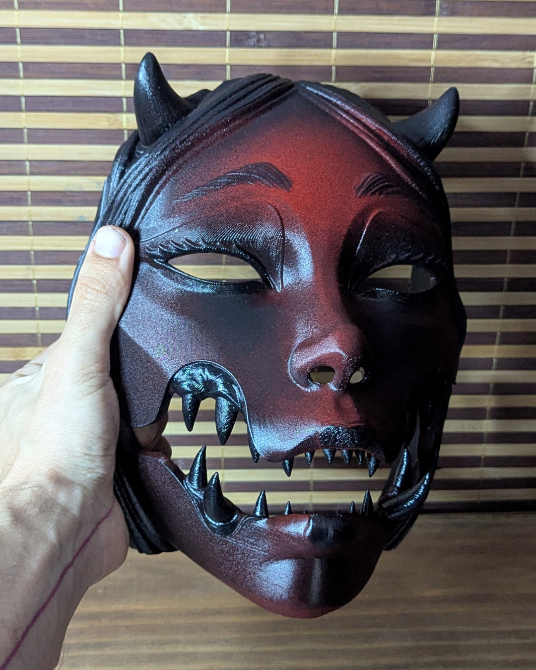 Creazione artigianale Dai Yokai: Maschera articolata Kuchisake-Onna con capelli lunghi