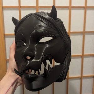 Máscara Kuchisake-Onna articulada con cabello largo hecha a mano por Dai Yokai