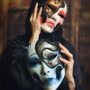 Duo de masques Kuchisake x Adopte ton Poulpe, versions rouge et bleue, masques articulés tenus en main.