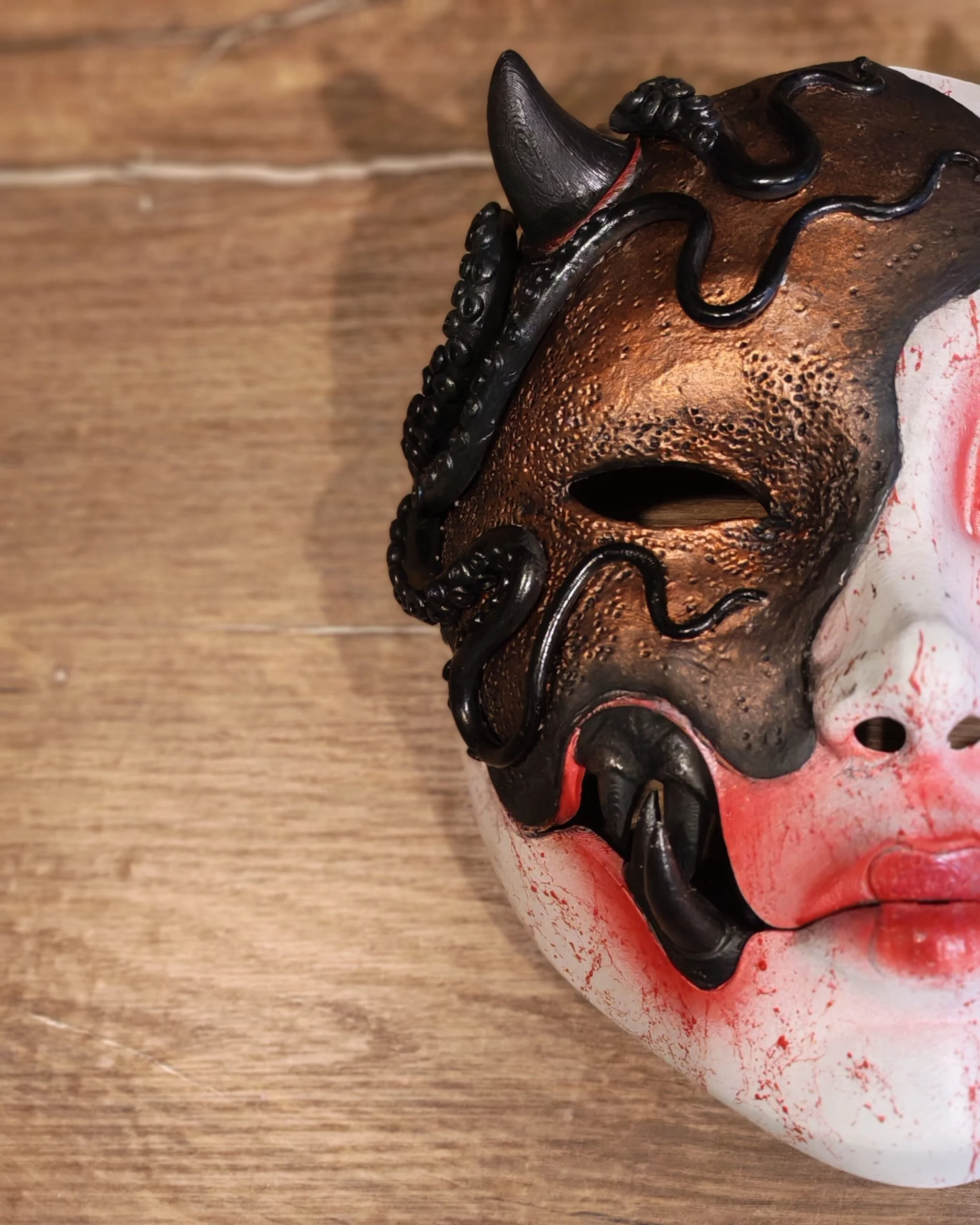 Masque Kuchisake x Adopte ton Poulpe rouge, détail du haut du masque et des tentacules sculptés.