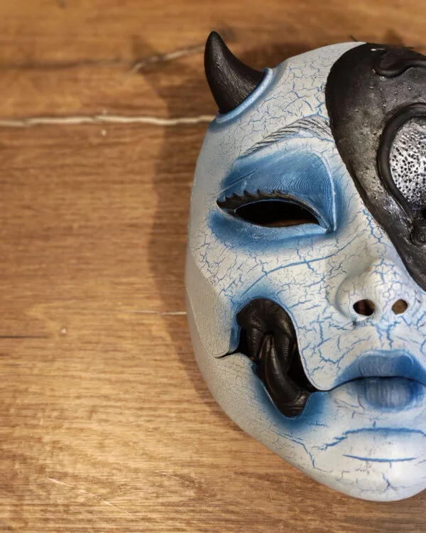 Máscara Kuchisake con tentáculos, colaboración Melissa Adopte ton Poulpe hecha a mano por Dai Yokai