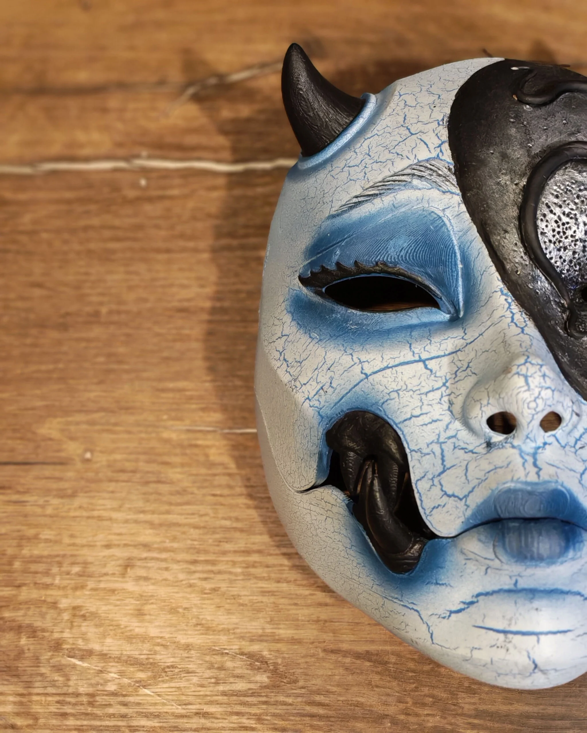 Masque Kuchisake x Adopte ton Poulpe bleu, détail du haut du masque et des tentacules sculptés.