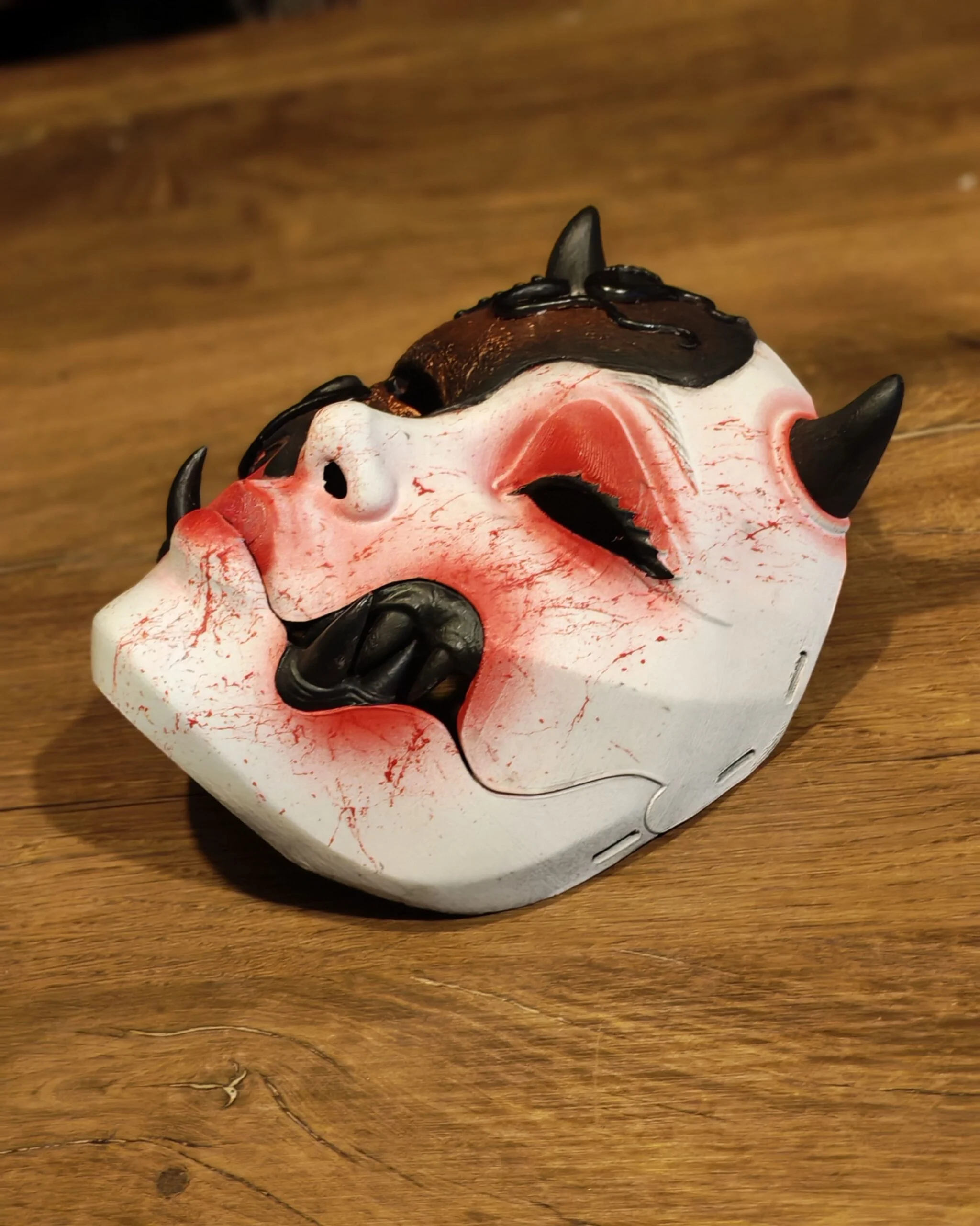 Masque Kuchisake x Adopte ton Poulpe rouge, vue trois quarts avec tentacules noirs sur la joue.