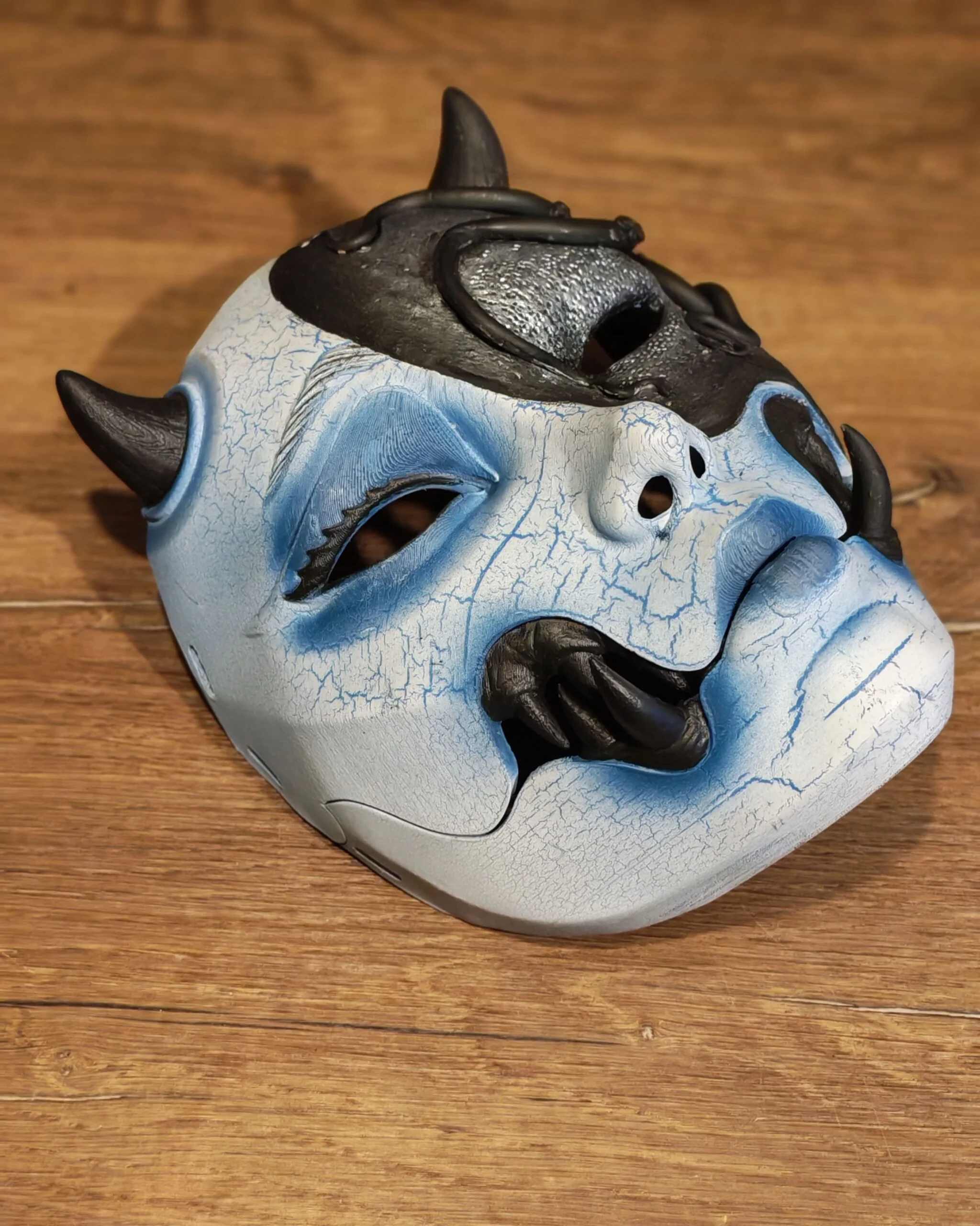 Masque Kuchisake x Adopte ton Poulpe bleu, vue trois quarts avec tentacules noirs sur la joue.