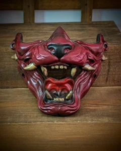 Demi-masque Neko Hannya, chat démon - Demi-masque Neko Hannya Mempo rouge aux dents dorées, vue de face