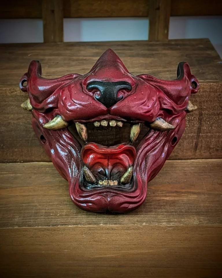 Demi-masque Neko Hannya, chat démon - Demi-masque Neko Hannya Mempo rouge aux dents dorées, vue de face
