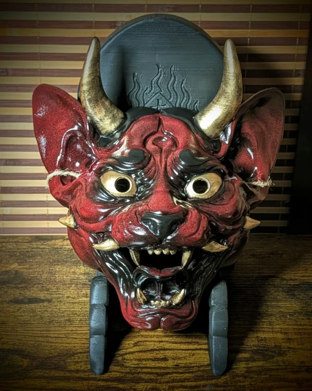 Masque Neko Hannya complet rouge noir et or, vue trois quarts