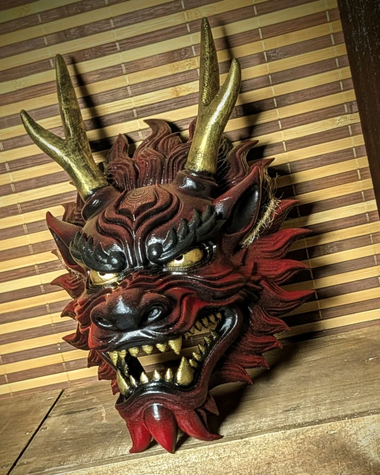 Masque Dragon Ryū rouge et or, masque japonais peint à la main en Bretagne.