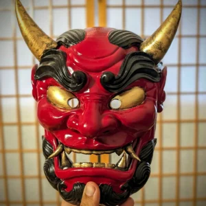 Masque oni gawara rouge et or, face frontale, inspiré des tuiles oni japonaises, fabriqué en France par Dai Yokai