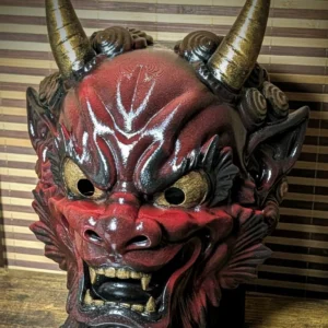 Masque Oni Irezumi bordeaux vu de face, peinture sombre et brillante faite à la main