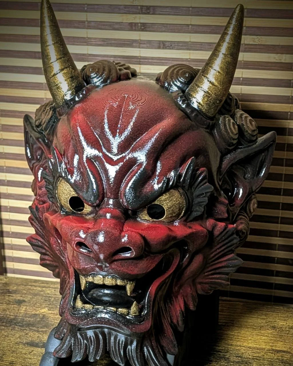 Masque Oni Irezumi bordeaux vu de face, peinture sombre et brillante faite à la main