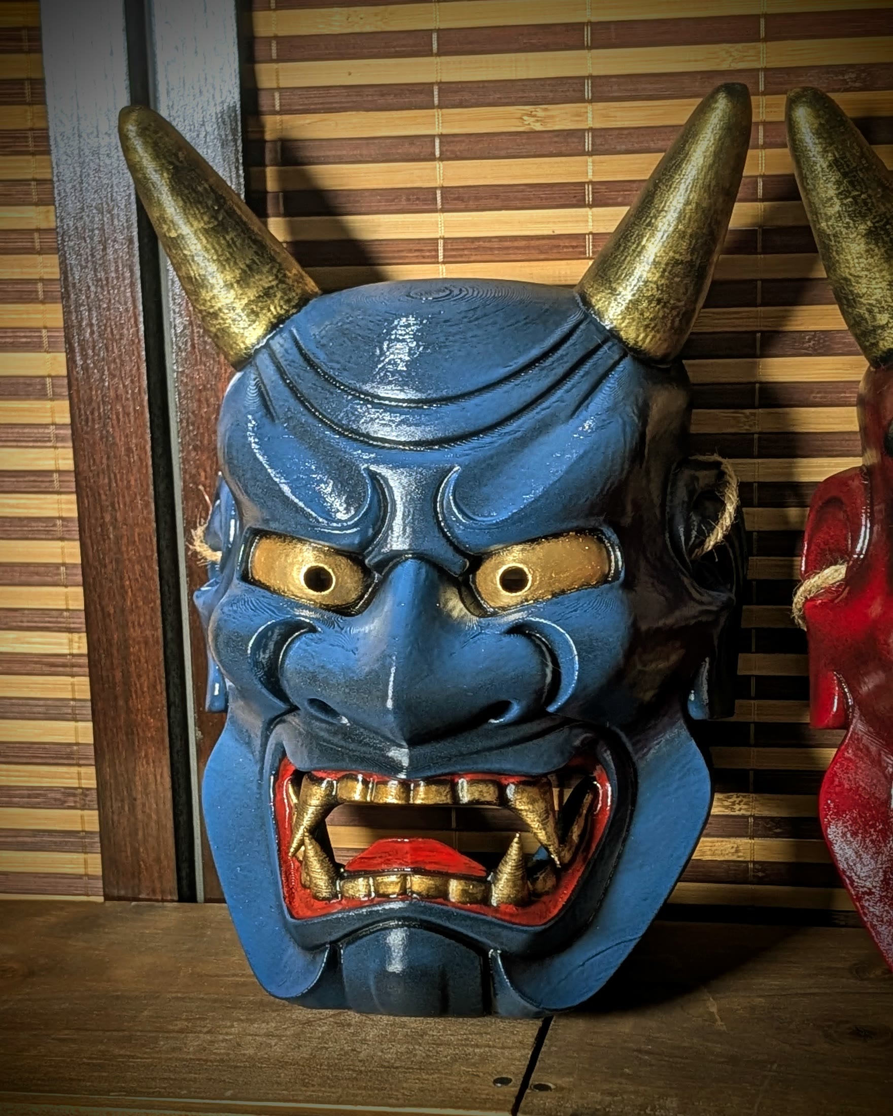Masque Oni Ondeko bleu vu de face