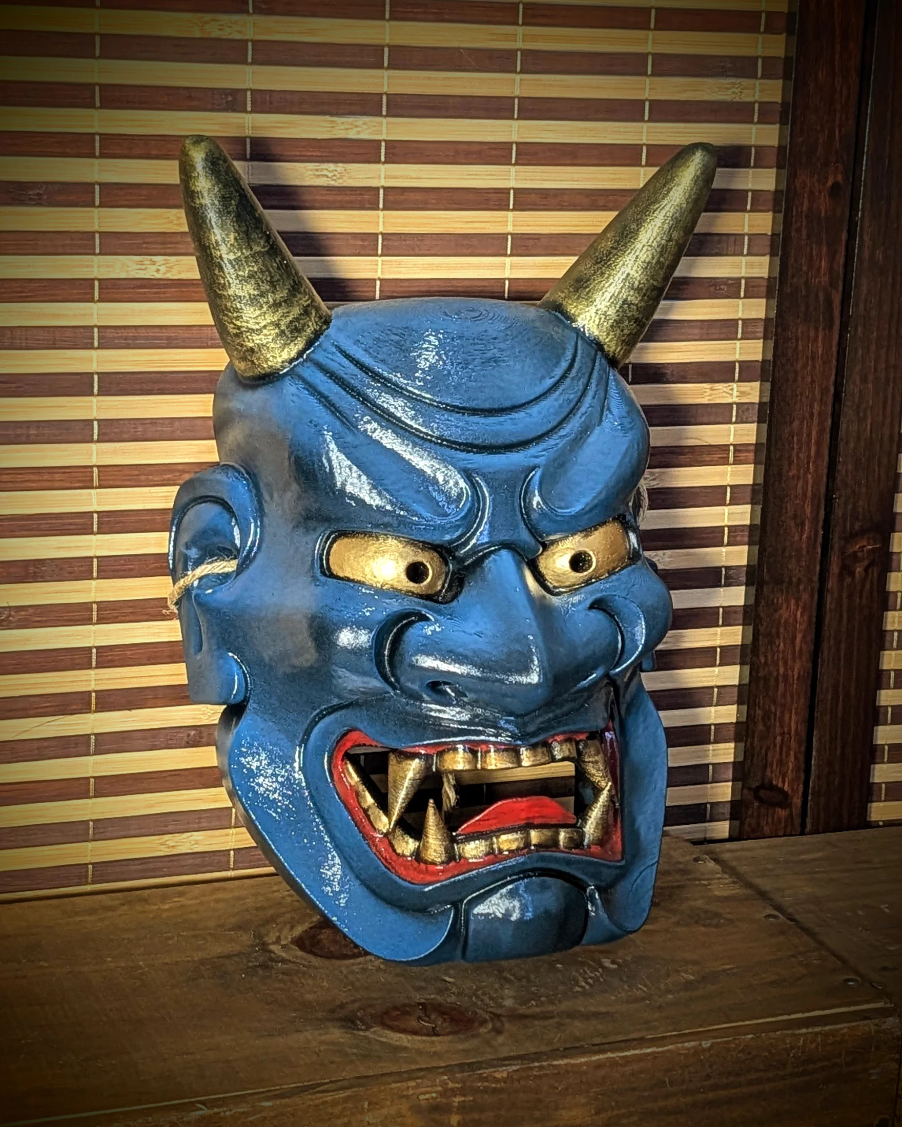 Masque Oni Ondeko bleu vu de trois-quarts
