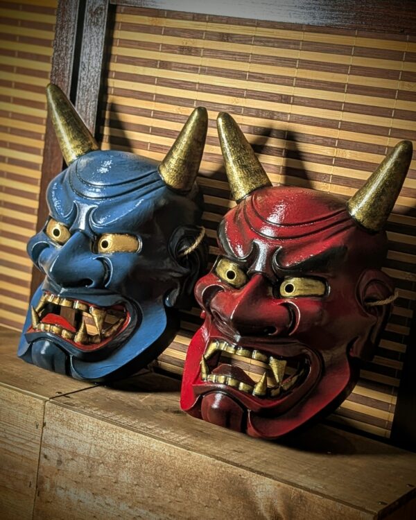 Oni Ondeko maskerset, rood-blauw